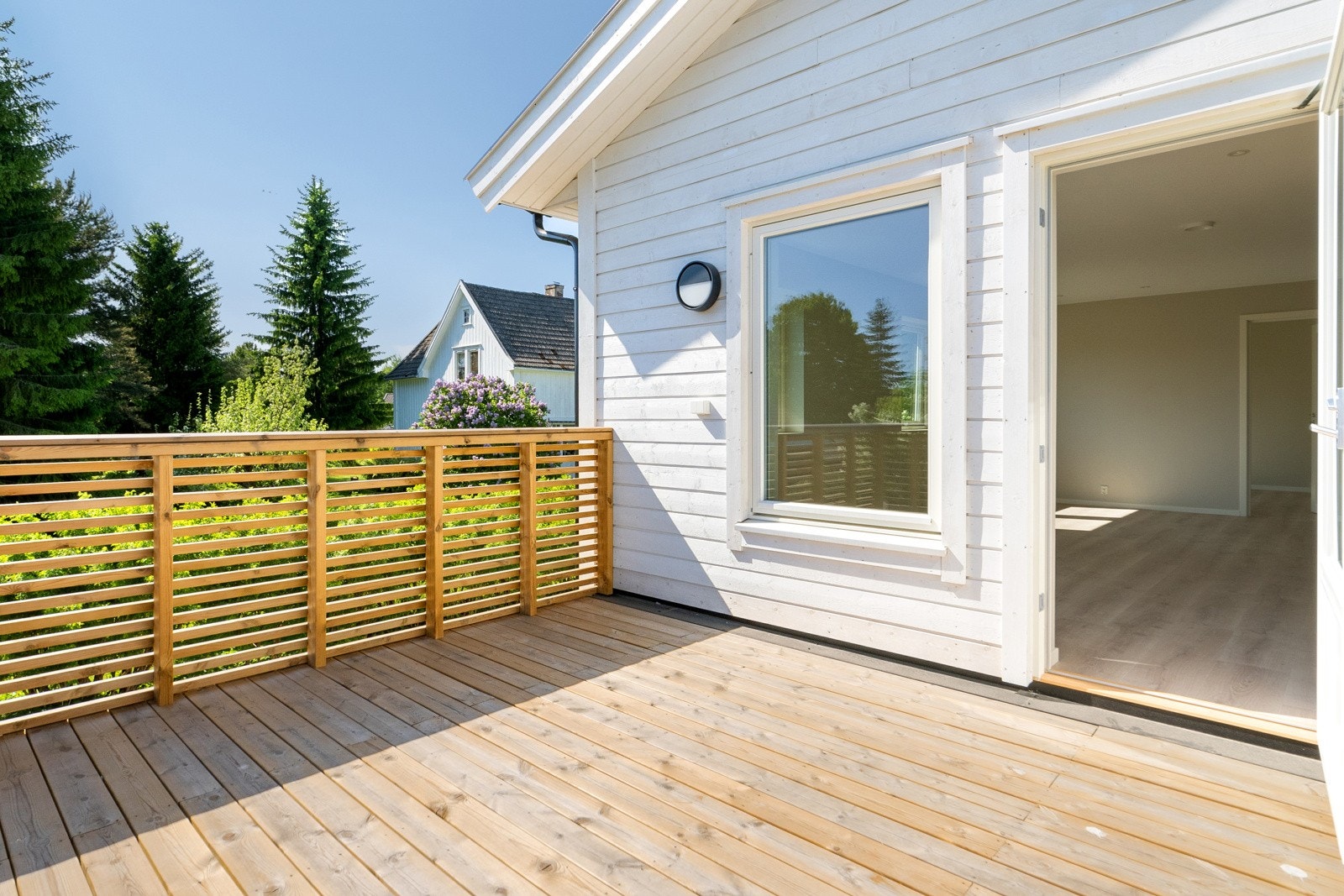 Balkong med sørøstvendt beliggenhet og plass til både spisegruppe og loungedel. Galleribilde