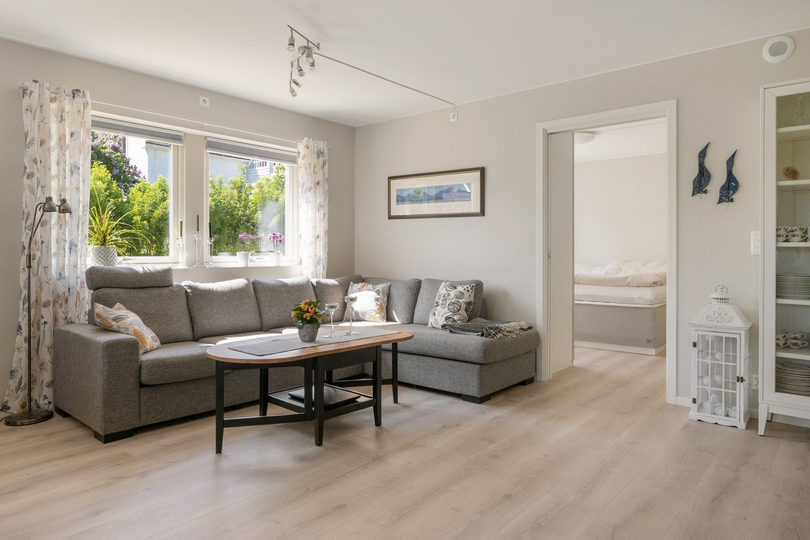 Illustrasjonsbilde fra stue i lik leilighet i 1. etasje for å se hvordan man kan innrede rommet. Galleribilde