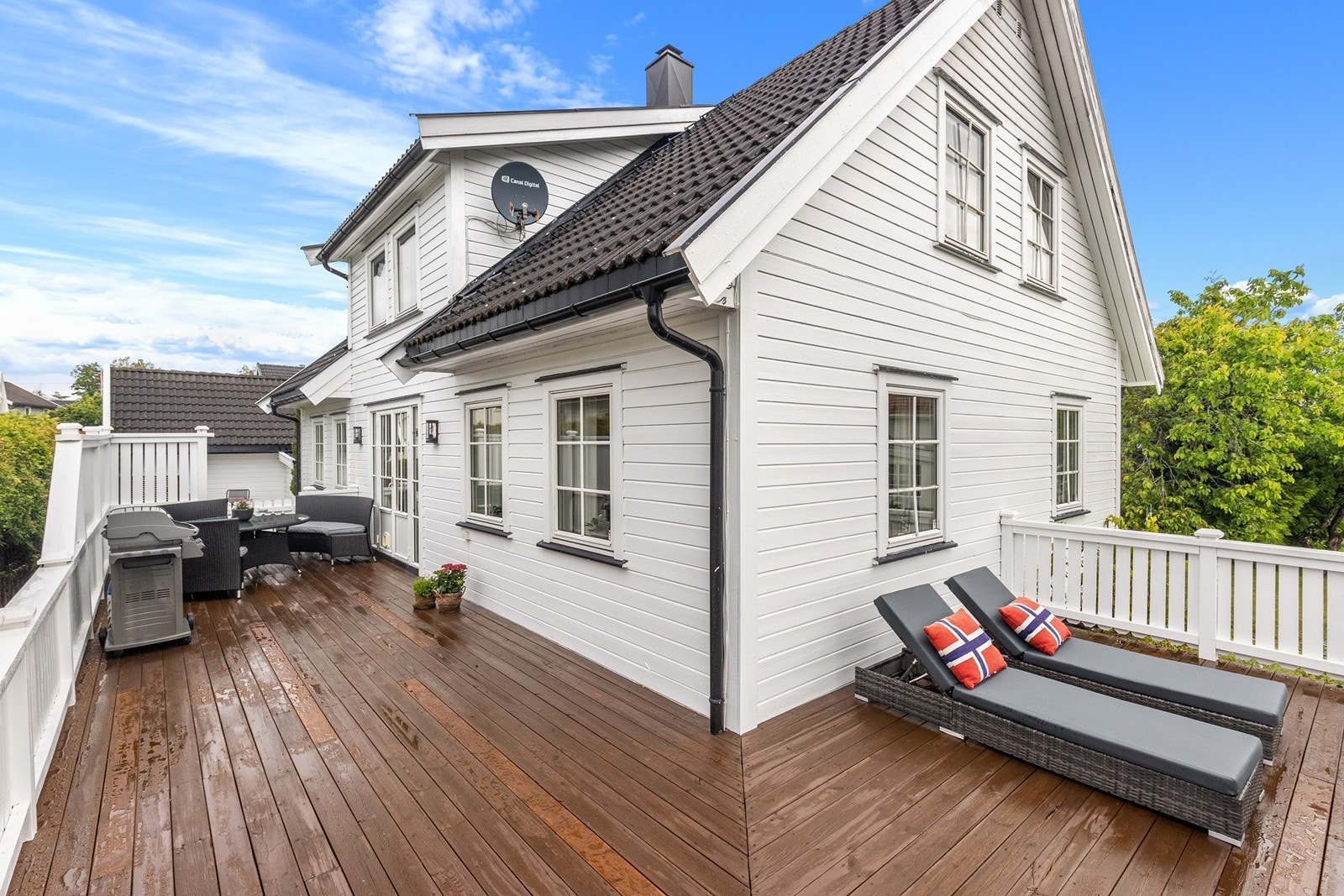 Lun sydvestvendt vinkelterrasse med plass til flere hyggelige soner Galleribilde