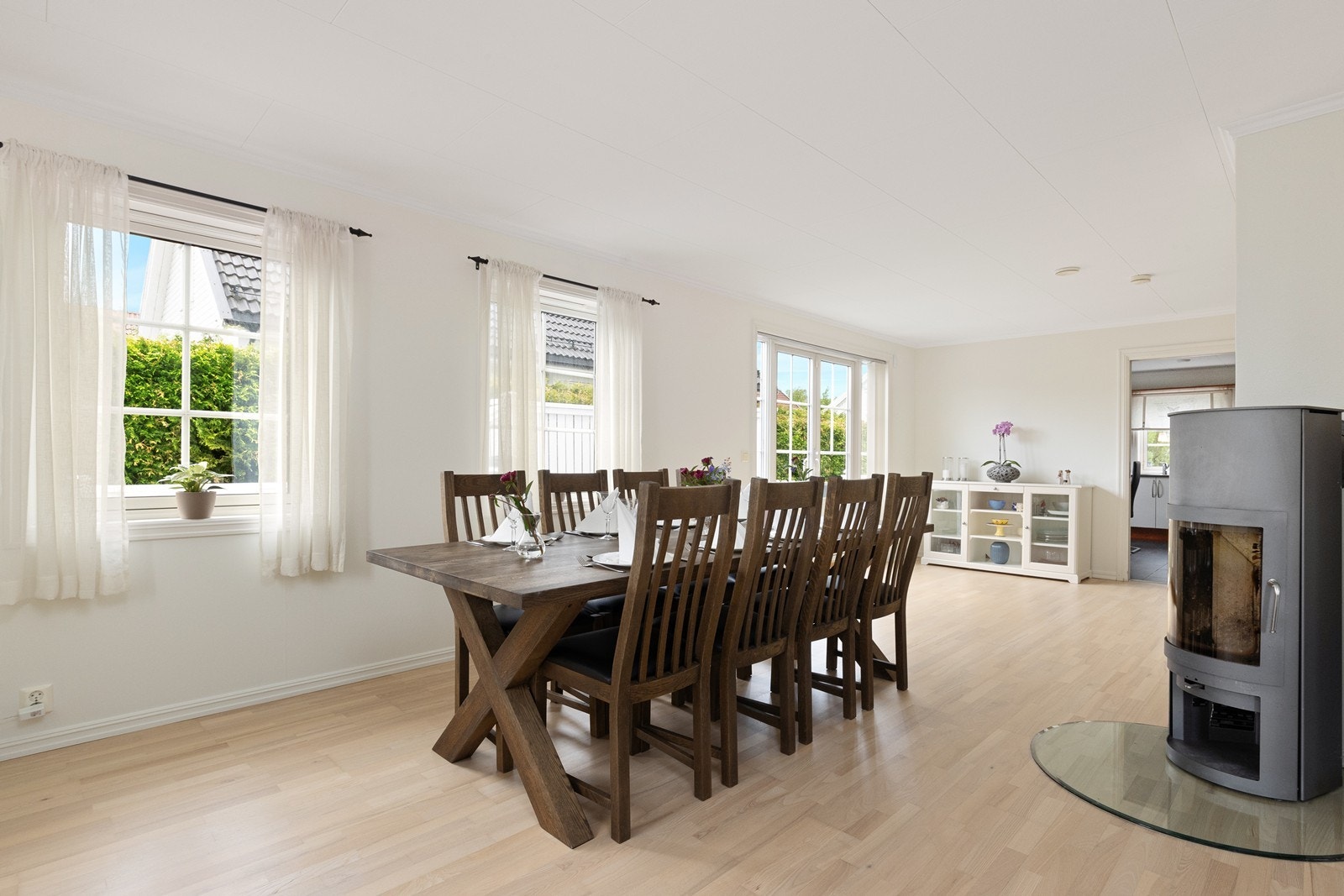 God plass i stuen for å dekke til større selskap Galleribilde