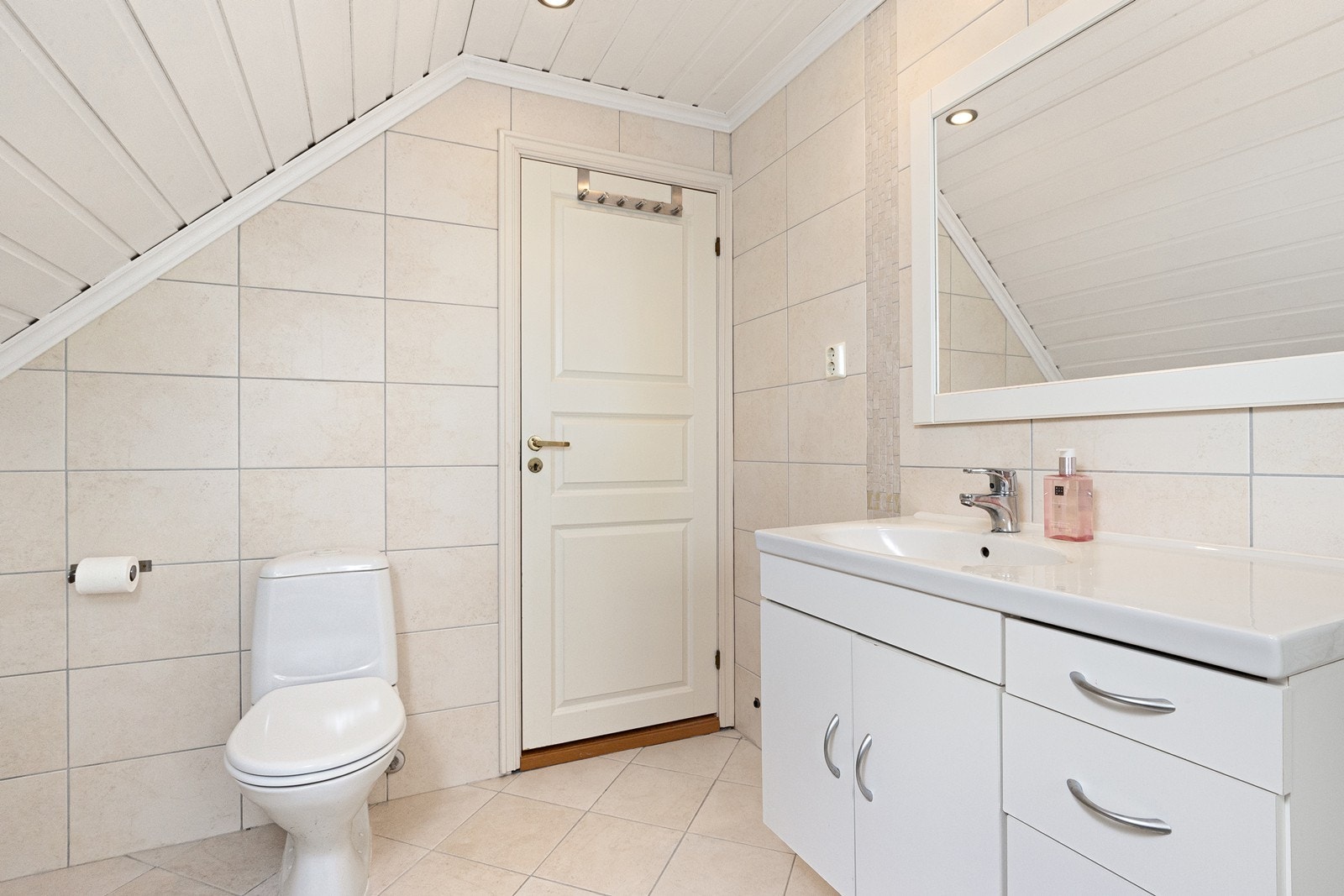 Bad 2.etasje tilknyttet 3 soverom og stue Galleribilde