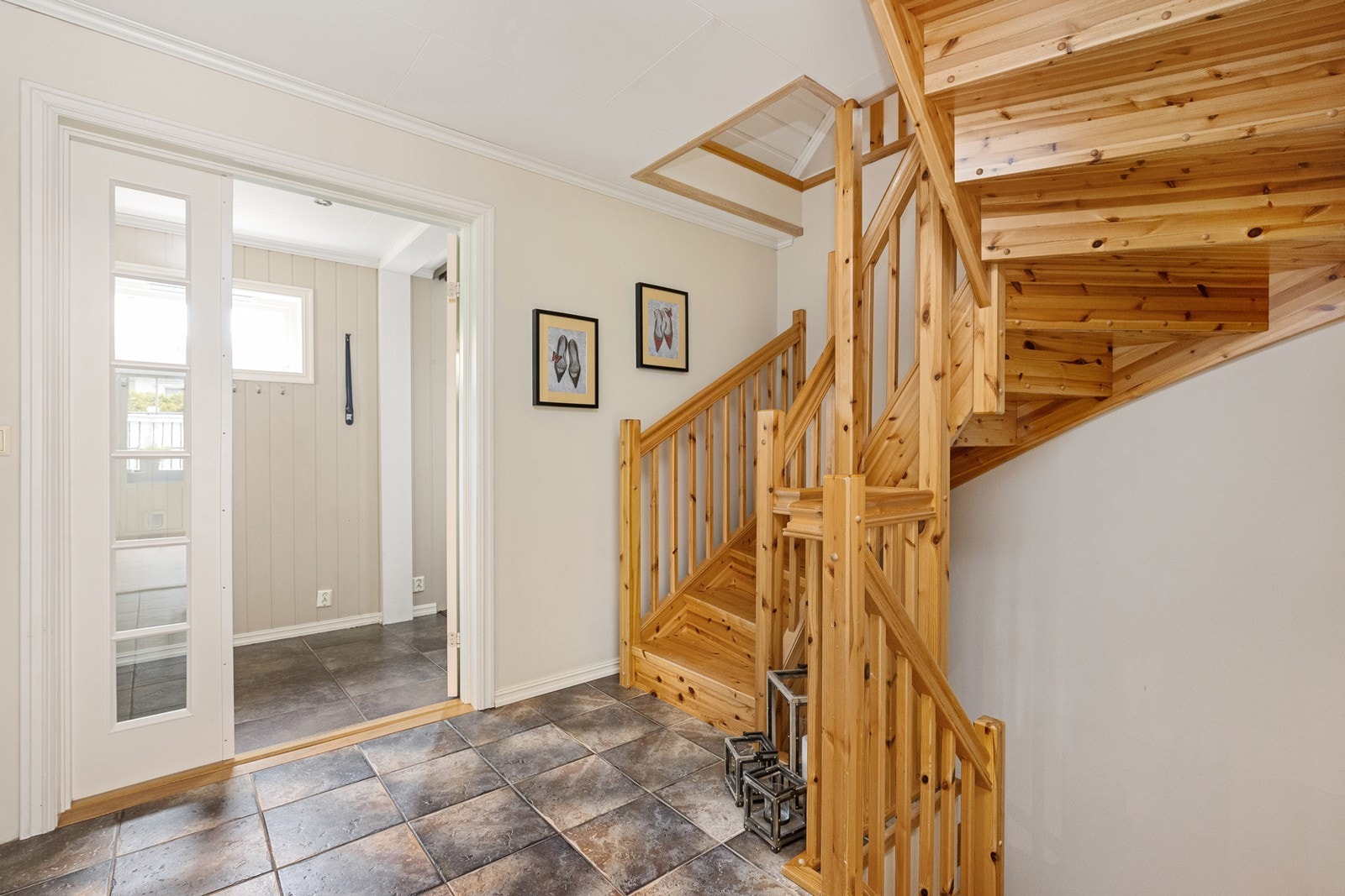 Flislagt trappegang til 2. og kjeller etasje, samt videre til boligens hovedetasje Galleribilde