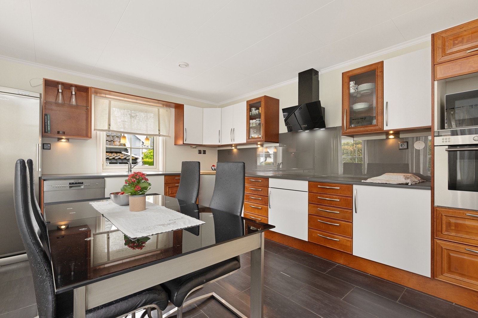 Integrerte hvitevarer som platetopp og stekeovn. Det er avsatt plass for oppvaskmaskin og kjøleskap. Ny ventilator vifte 2025 Galleribilde