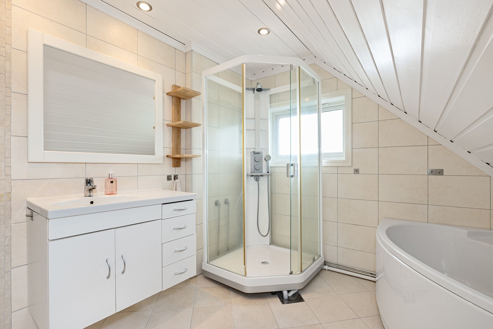 Godt innredet bad med både badekar og dusjmuligheter Galleribilde