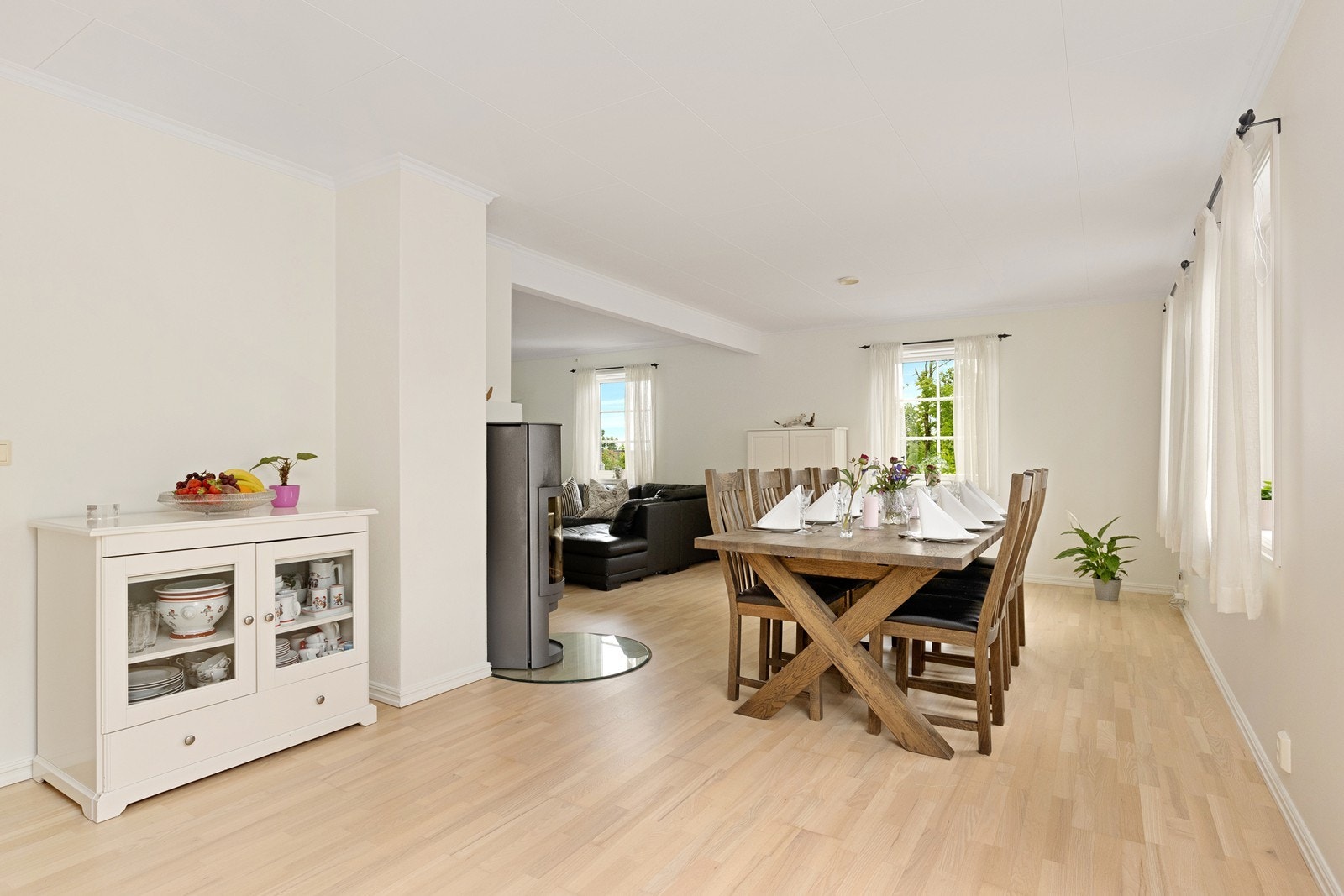 Romslig stue med parkett og gulvvarme (vannbåren), samt peiosvn Galleribilde