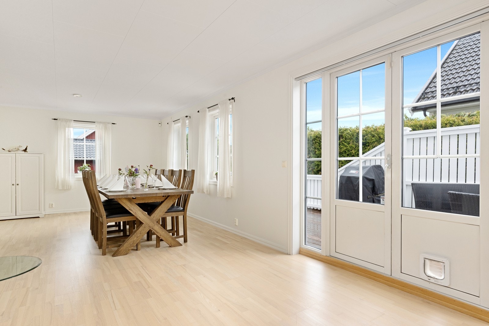 Stuen har nymalte tak- og veggflater (2025). Utgang til skjermet og stort uterom Galleribilde