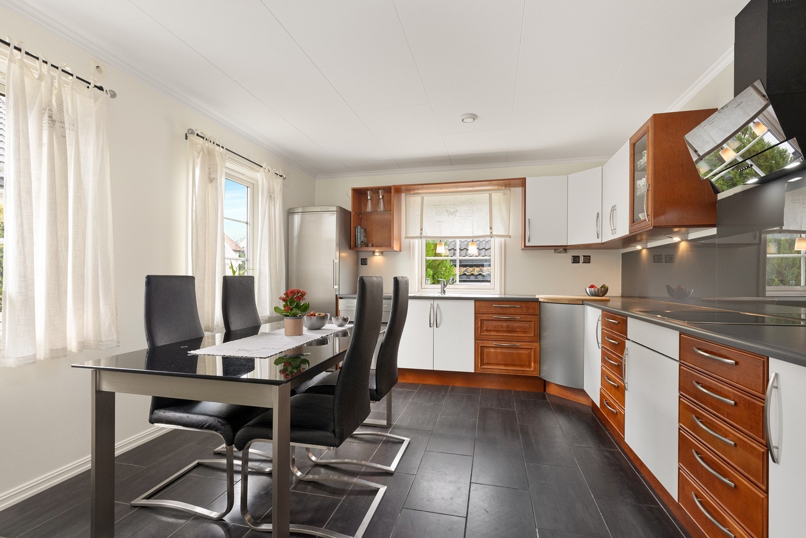 Kjøkken utstyrt med romslig innredning Galleribilde