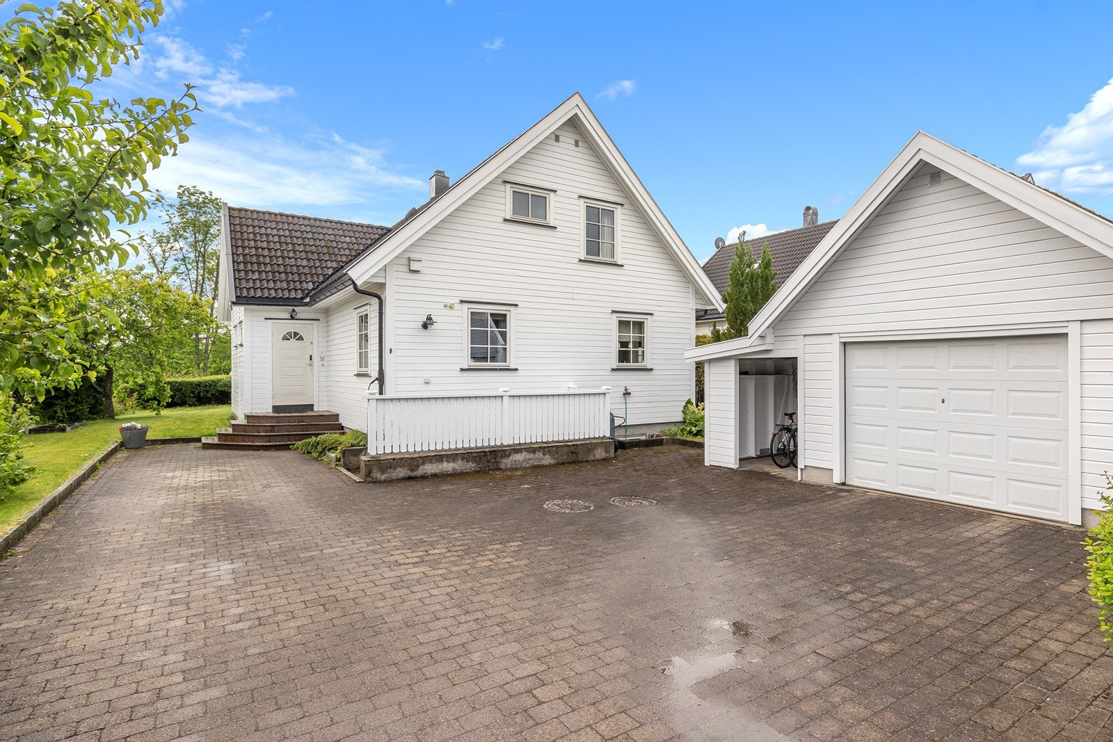 Stor, innholdsrik familiebolig. Dobbel garasje. Godt m/lagring. Solrik terrasse og hage. Barnevennlig. 30 min fra Oslo Galleribilde