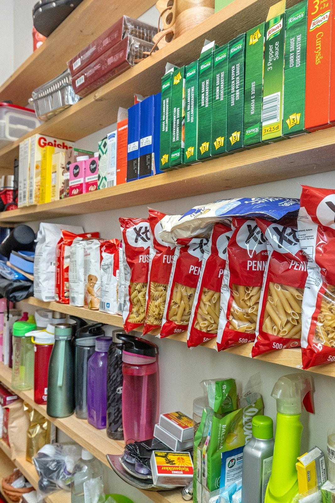 Spiskammer praktisk plassert nær kjøkkenet Galleribilde