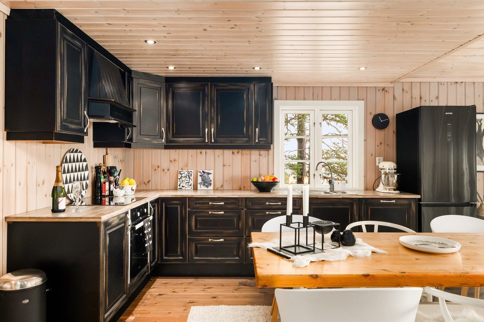 HELTRE: Kjøkkeninnredningen i heltre har en arbeidsvennlig L-form. Den har fått et strøk mørk brun, som kler de lyse panelveggene. Galleribilde