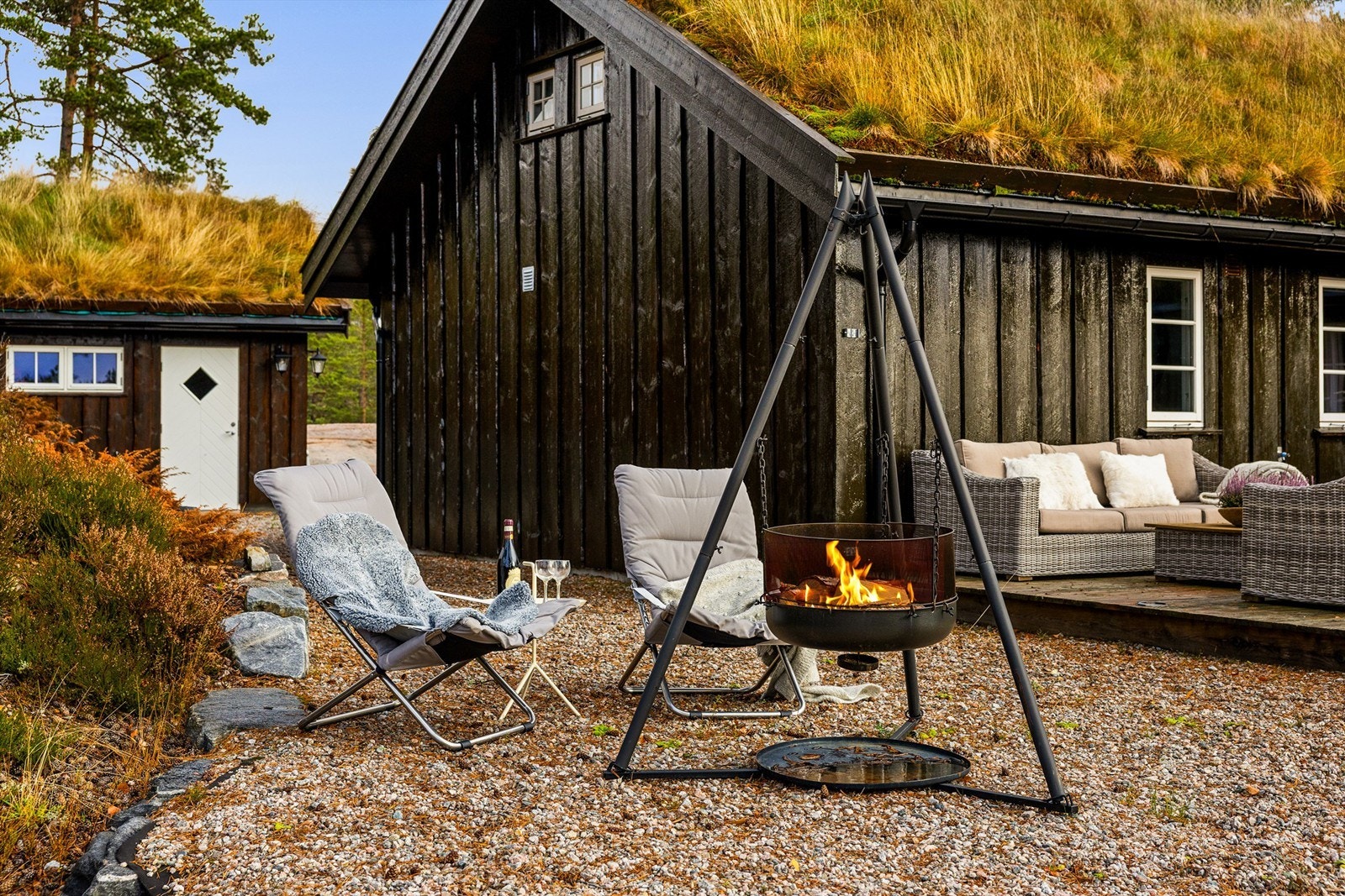 Ved siden av terrassen er det et flatt fint uteområde som egner seg godt til bålpannekos. Galleribilde