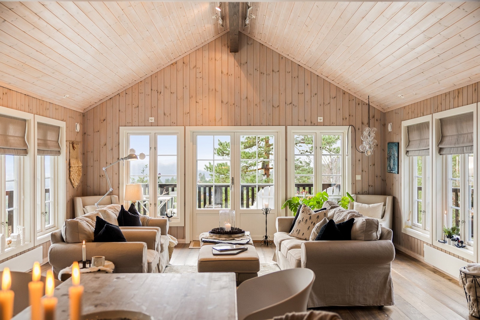 Stuen er delikat innredet med møbler i nøytrale naturfarger. I hjørnene mot gavlveggen er det en lesekrok på begge sider. Galleribilde