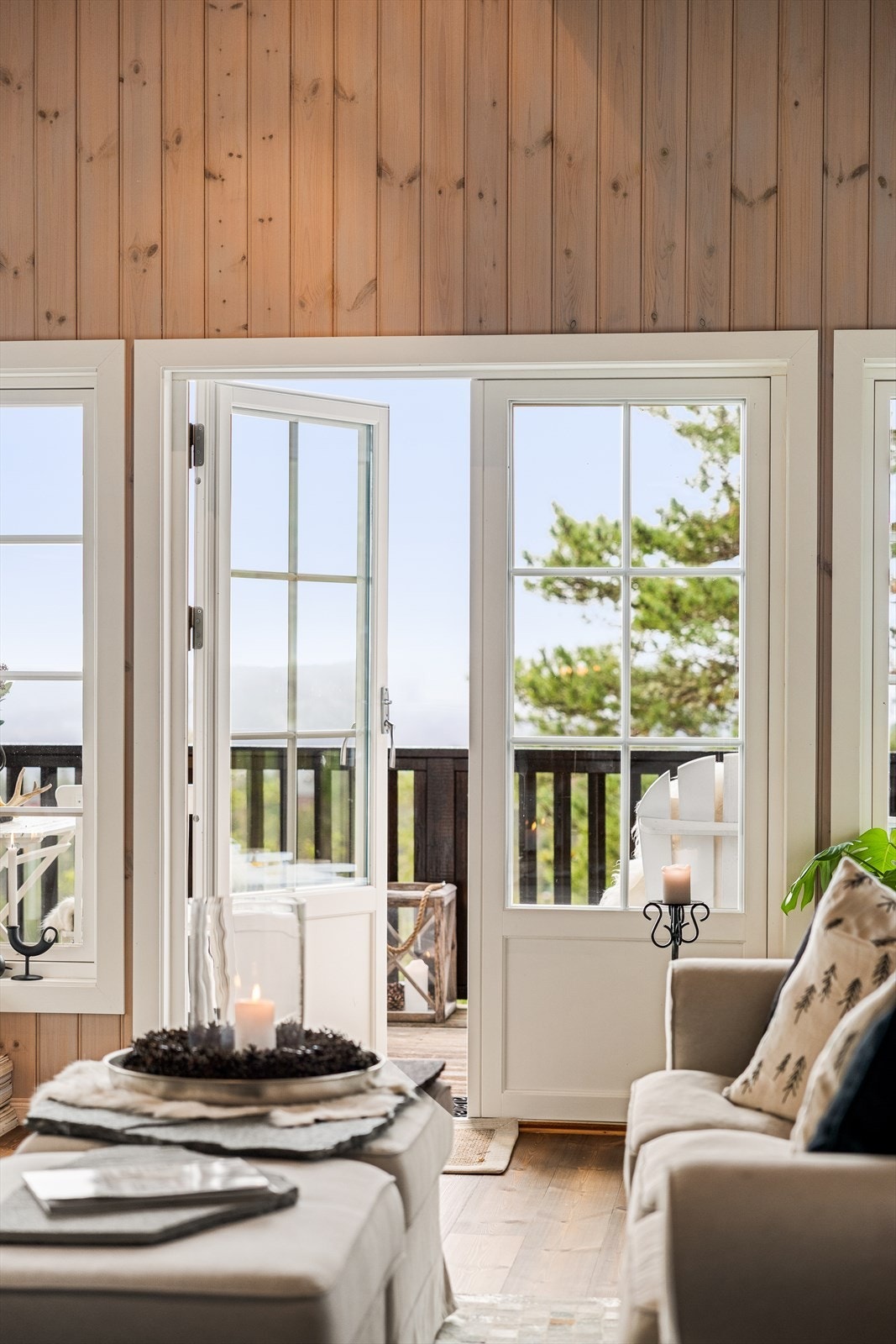 Fra stua er det direkte adkomst via to-fløyet dør til terrassen. Galleribilde