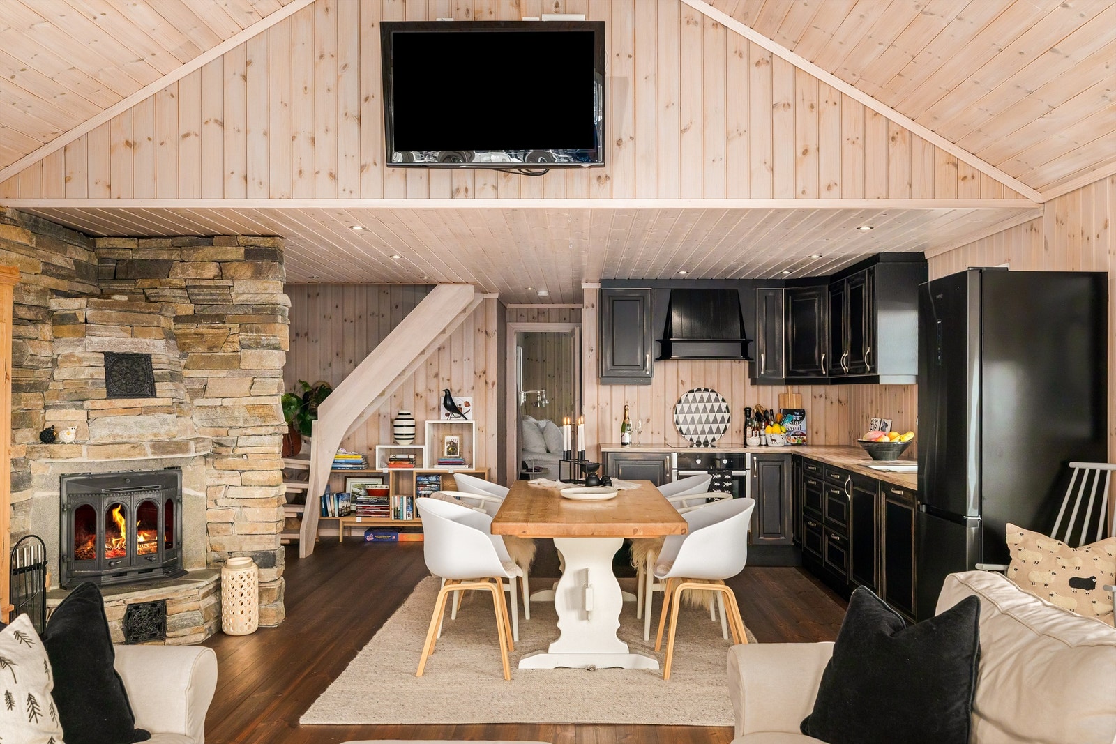 Peiskos med rustikt preg: Peisen er et mesterstykke både i form og utførelse og bringer naturen inn. Galleribilde