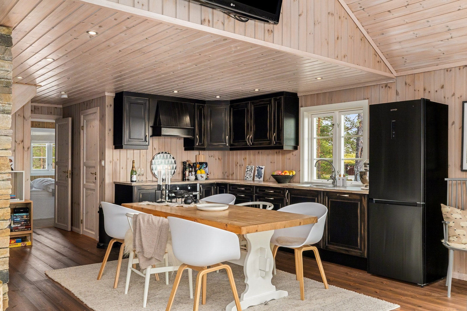 Spisestuen er plassert der alle uansett havner i sosiale lag, rett ved kjøkkenet. Hyggelig og praktisk. Galleribilde