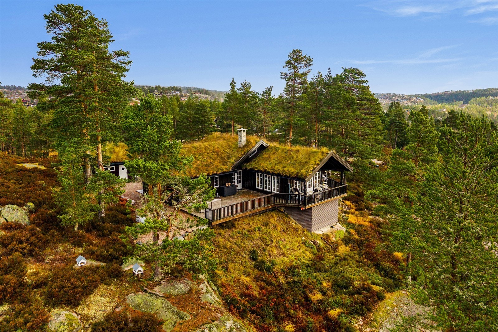 I området er det milevis med preparerte skiløyper. Om sommeren er det gode turstier og blankskurte svaberg med badekulper. Galleribilde