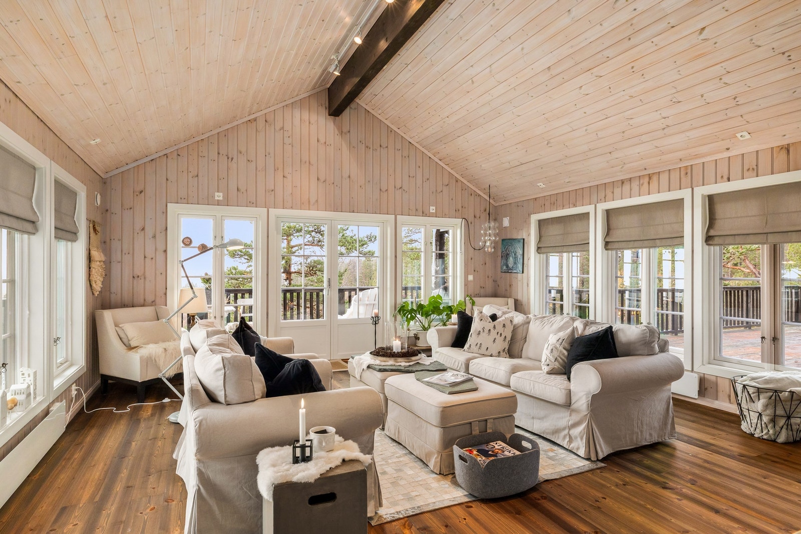 For å få optimalt med lysinslipp og for at utsikten også kan nytes sittende i sofaen, er vindusstørrelsen maksimert og har en lavere brystningshøyde. Galleribilde