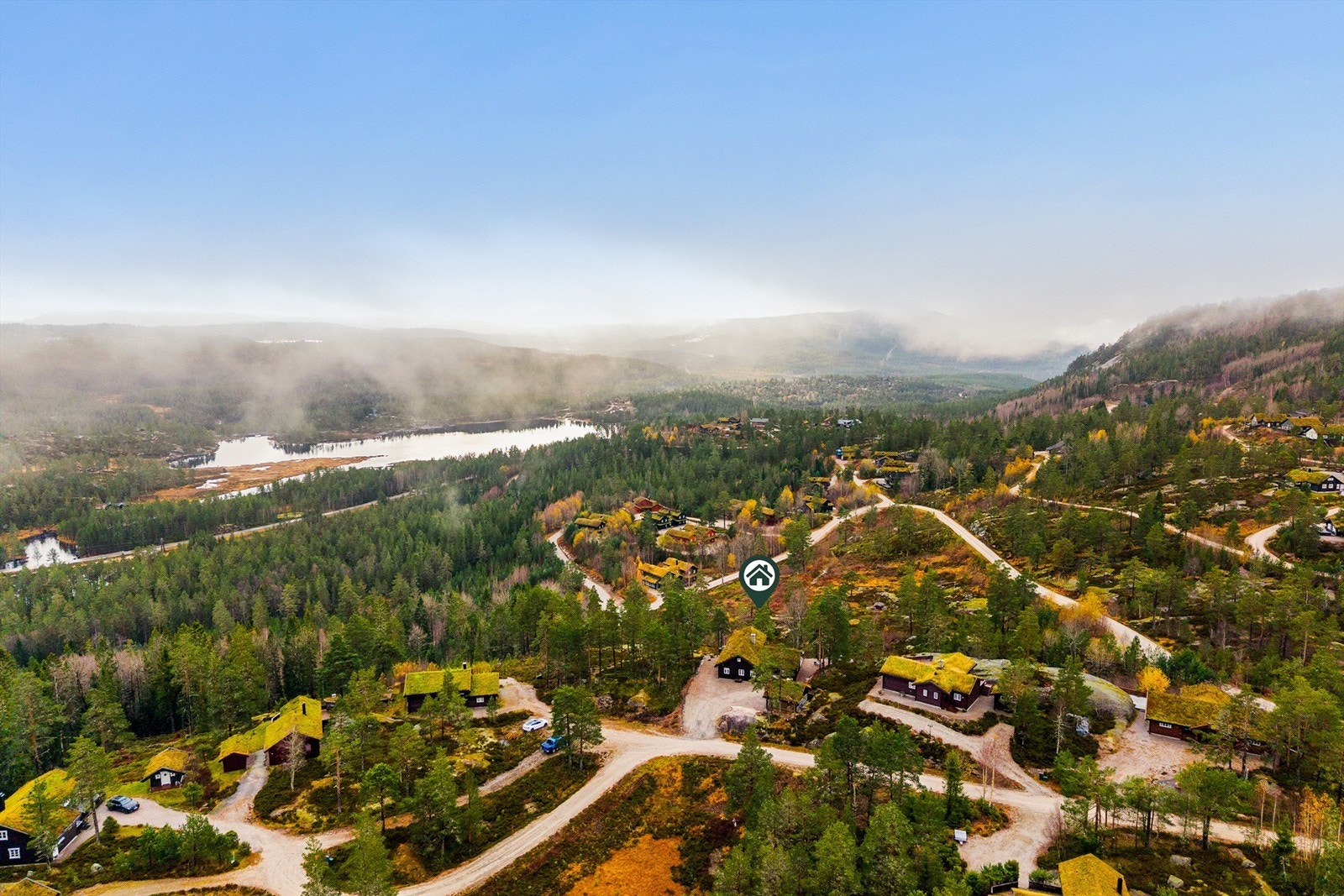 525 meter over havet, under 1,5 timers kjøring fra Grenland og 2 timer fra Kristiansand, ligger dette flotte hytteområdet på Bjønntjønn. Treungen er nærmeste tettsted og ligger bare 10 kilometer unna. Galleribilde