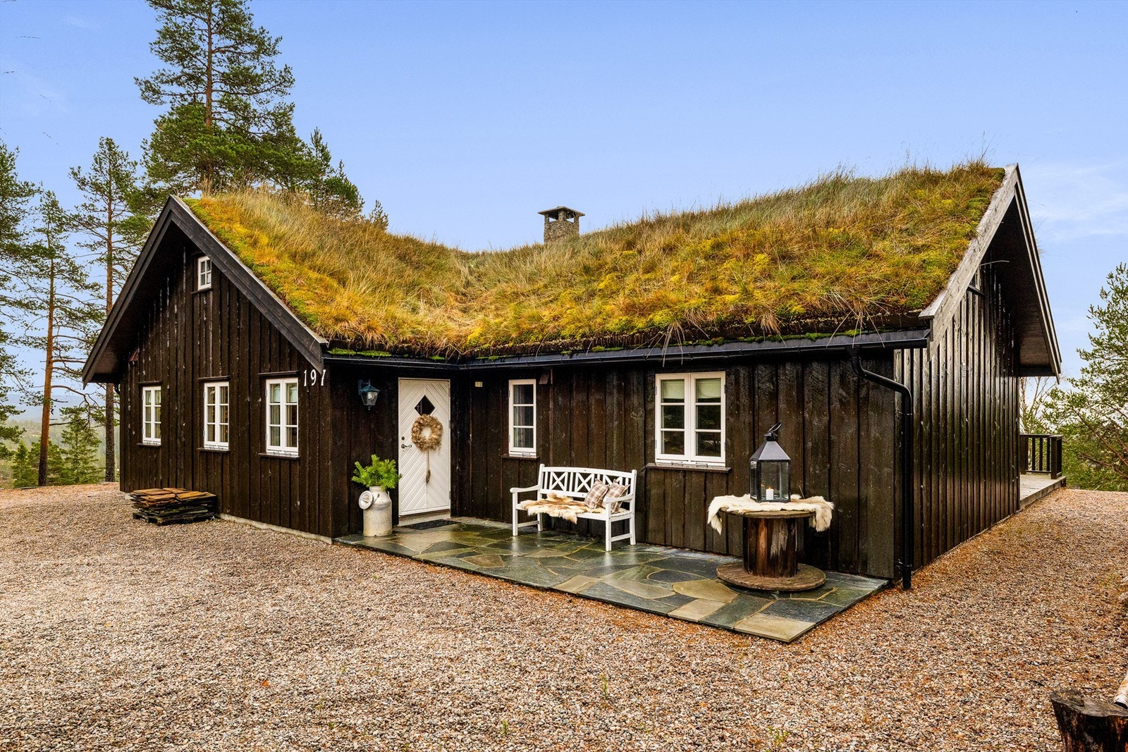 Skiferlagt inngangsparti. Galleribilde