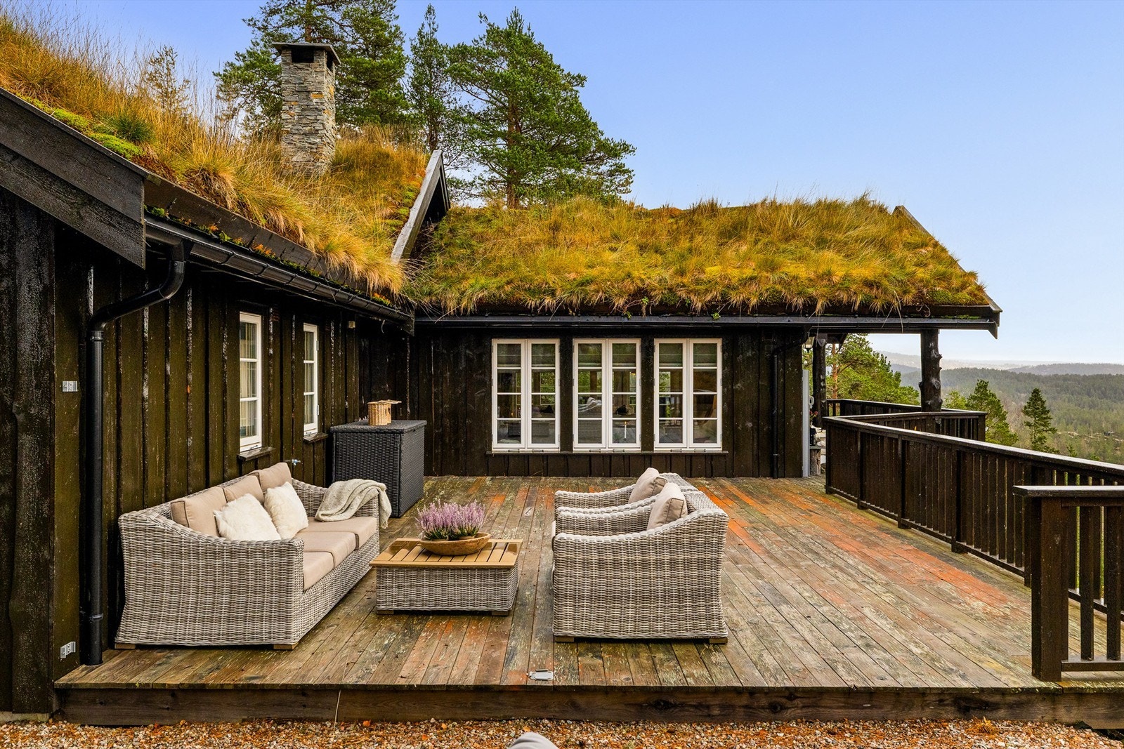 PÅ TERRASSEN: Rundt stor deler av hyttas sydvestre side, ligger en stor og til dels overbygget terrasse. Galleribilde