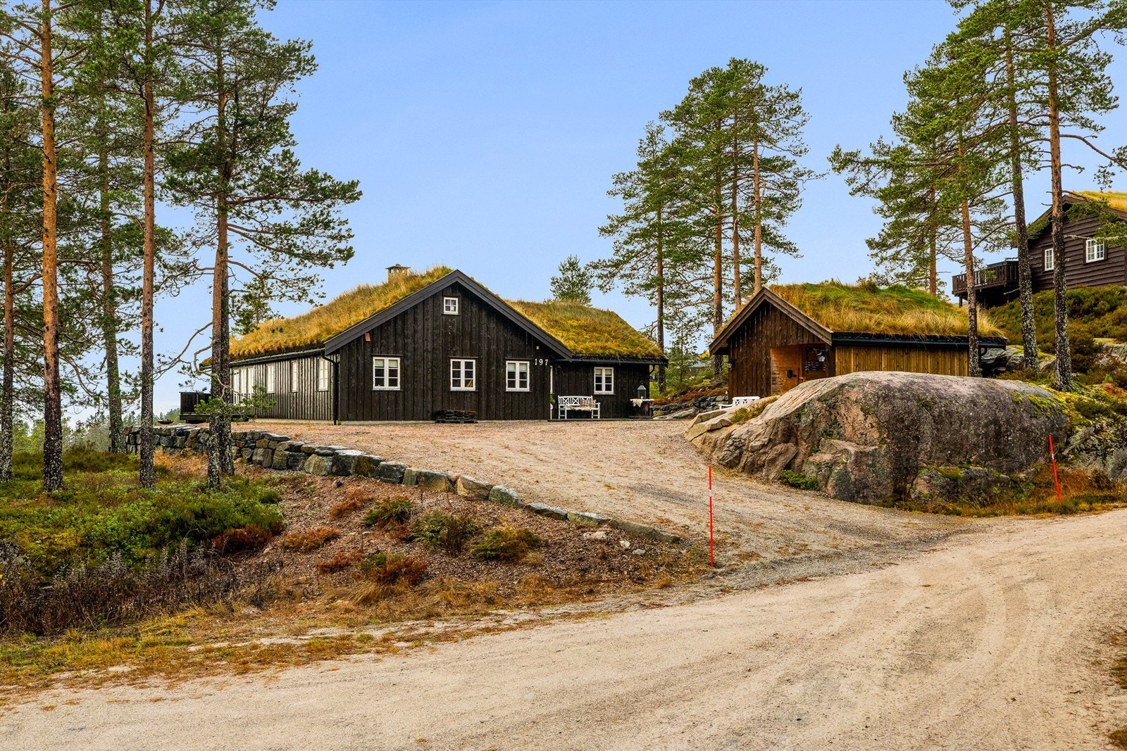 Enkel adkomst og stor gruset gårdsplass. Galleribilde