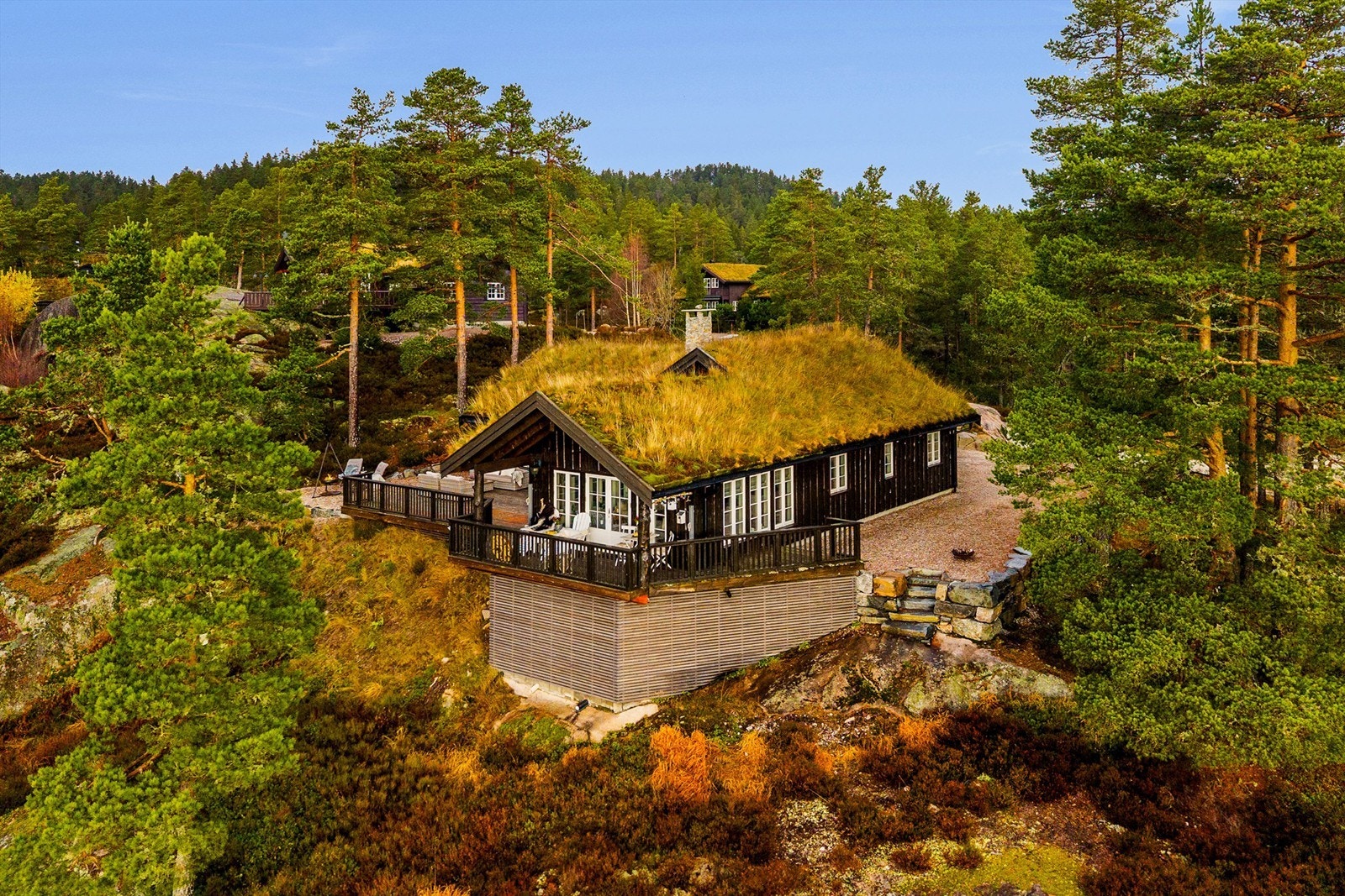 Hytta har et kraftig og har et rustikt preg. Galleribilde