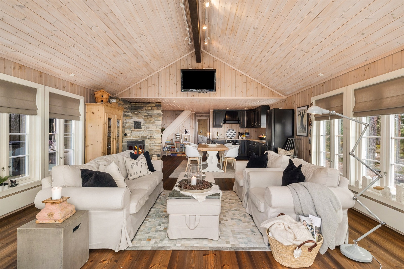 Hytta er stor nok til at det er komfortabelt og være flere, men samtidig intim nok til at det er koselig å være der uten mange på besøk. Legg merke til TV som er plassert slik at det ikke står i veien for noen. Galleribilde