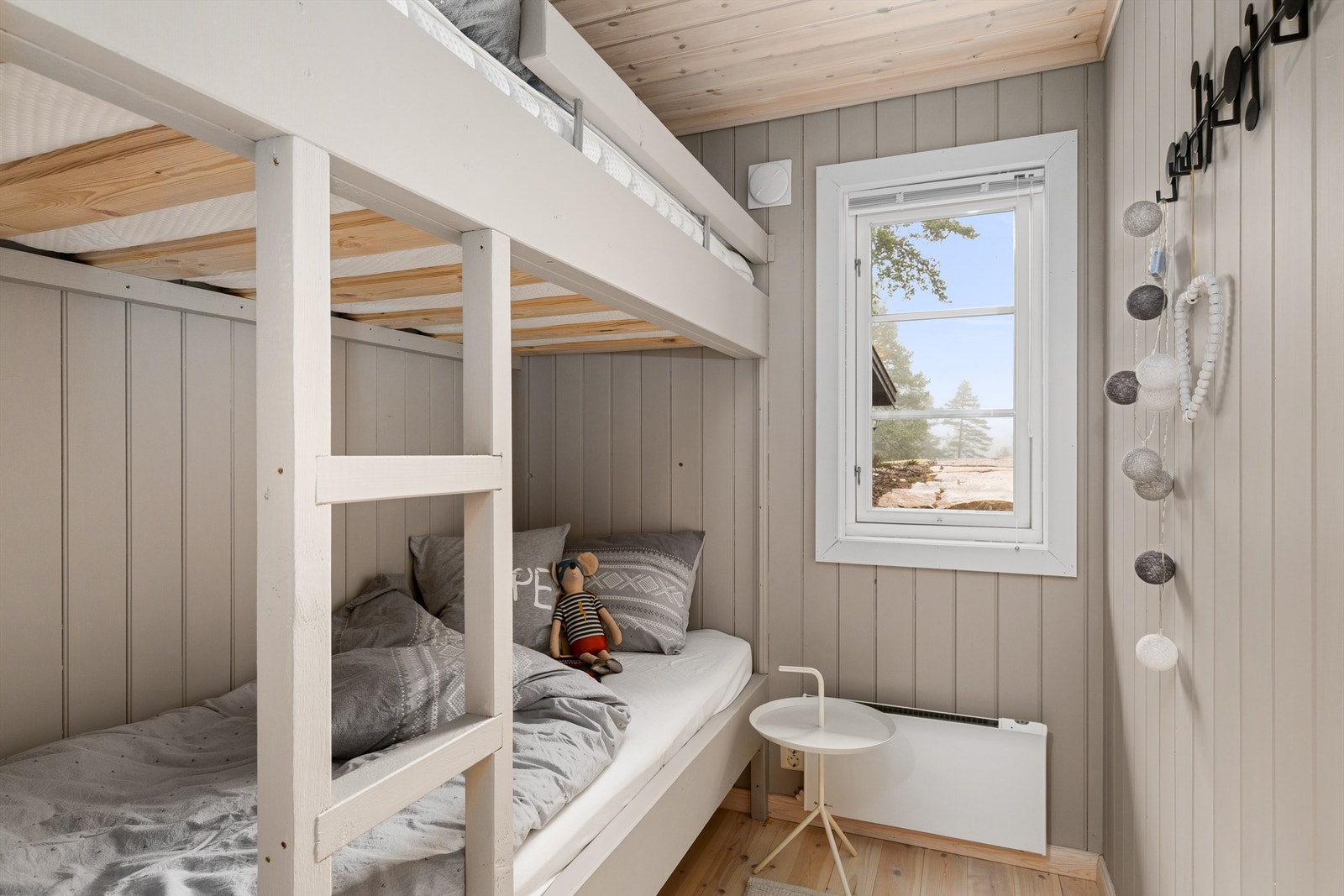 Sengene på barnerommene plassbygget og unytter rommet. Her er det akkurat nok plass til å sove. Galleribilde