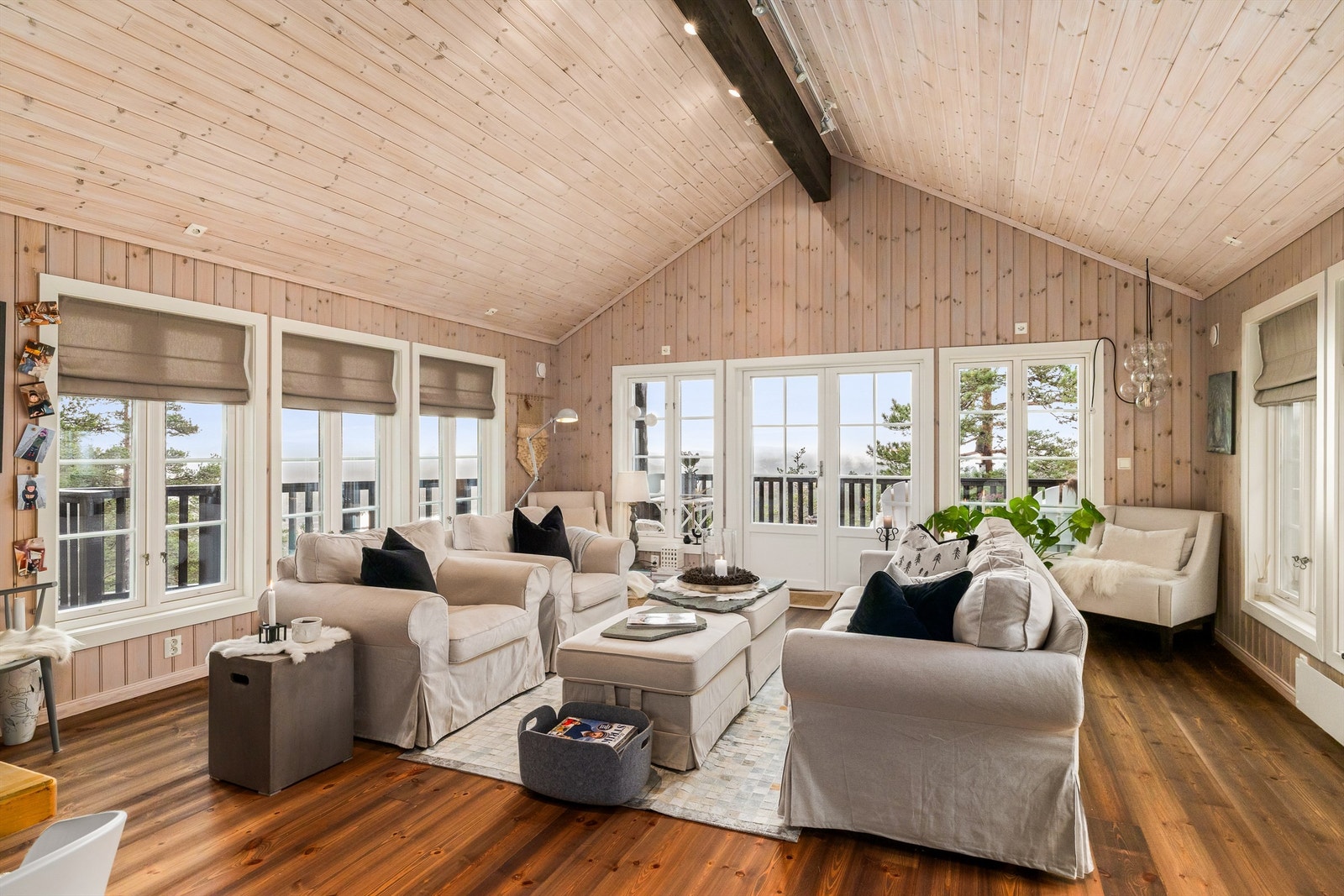 Stuedelen er både lun og lys med store vindusflater som går nesten ned til gulvet. Galleribilde