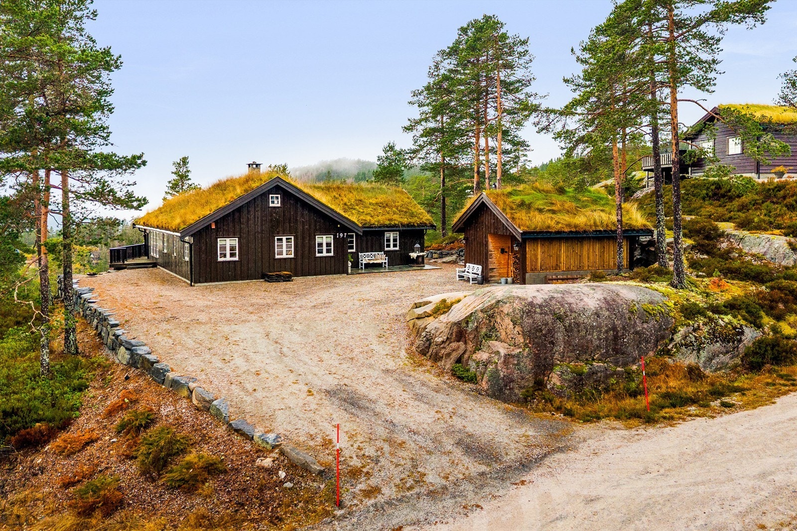 Hytta ligger flott til øverst i hyttefeltet. Det er gjennomgående brukt solide materialer som tåler både mangeårig bruk og røft fjellklima. Galleribilde