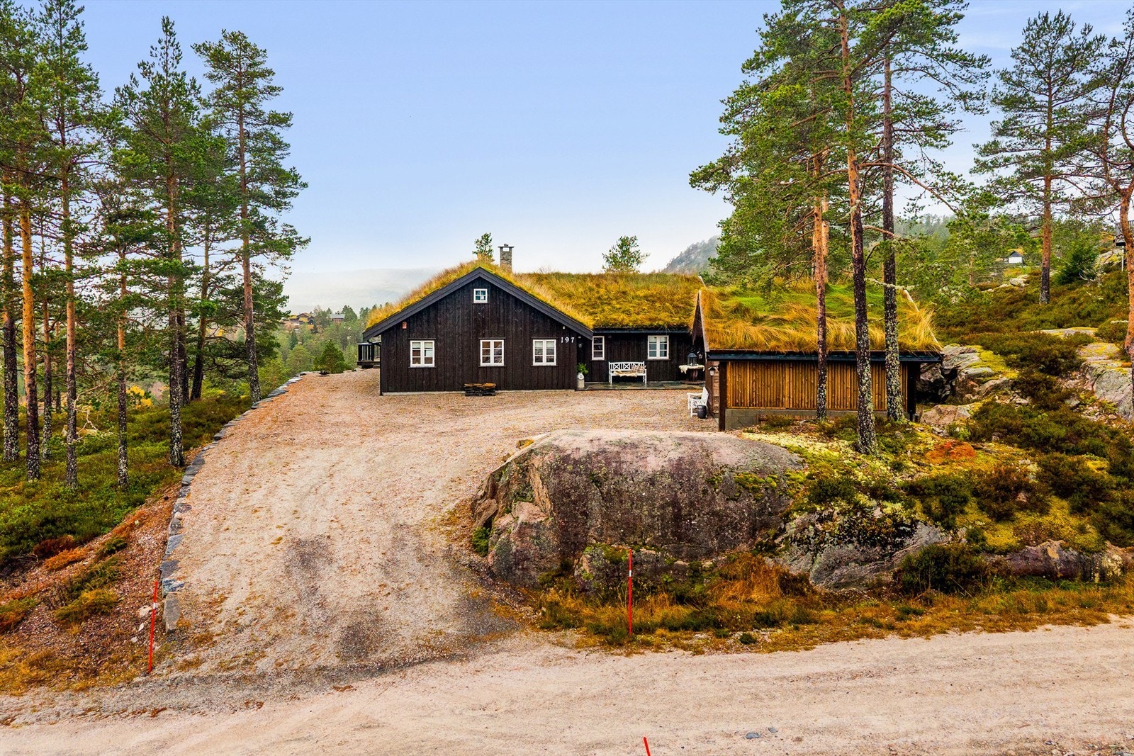Bruksarealet er på ca. 130 kvm. I tillegg er det uinnredet hems, carport med tilliggende bod og en stor delvis overbygget terrasse. Galleribilde