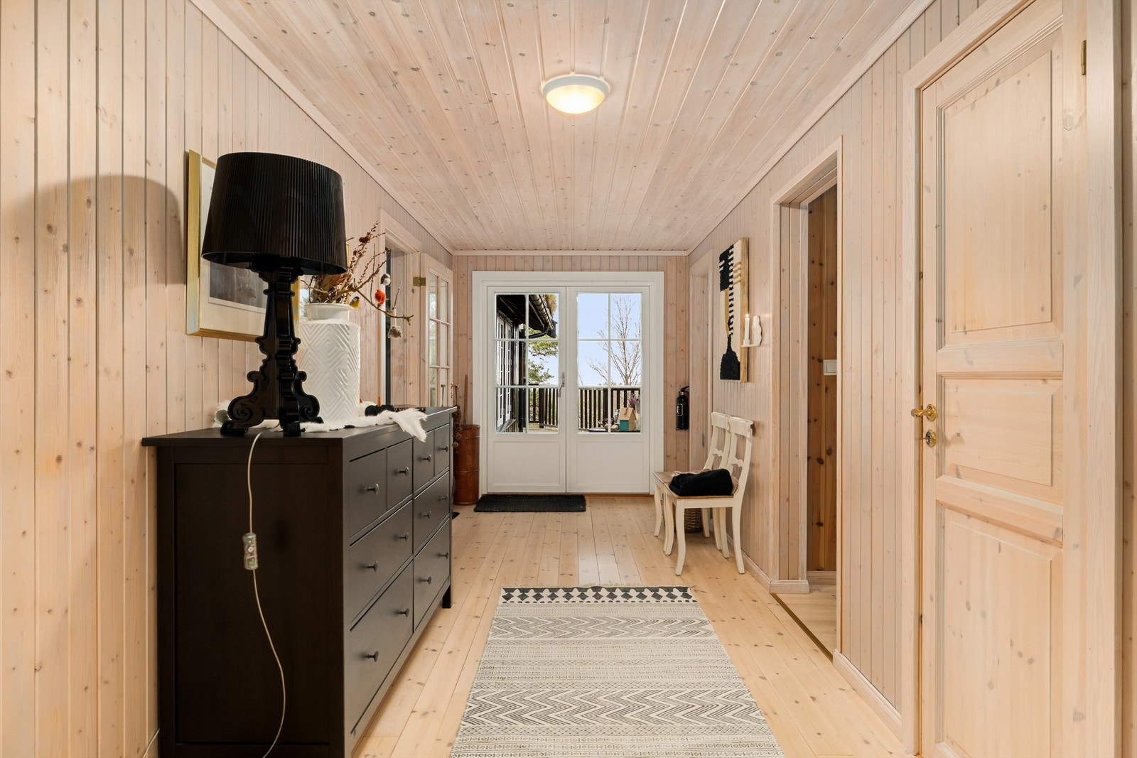 HYTTE MED PERSONLIGHET. Nyere hytter kan også være hjemmekoselige og med et personlig utrykk. Velkommen inn! Galleribilde