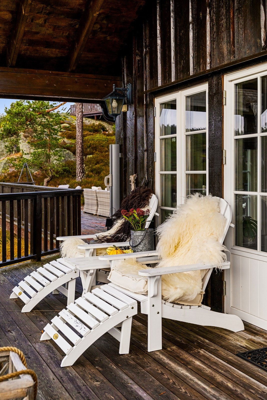 På hytta er det lov å slappe av og bare nyte natur og utsikt en stund. Galleribilde