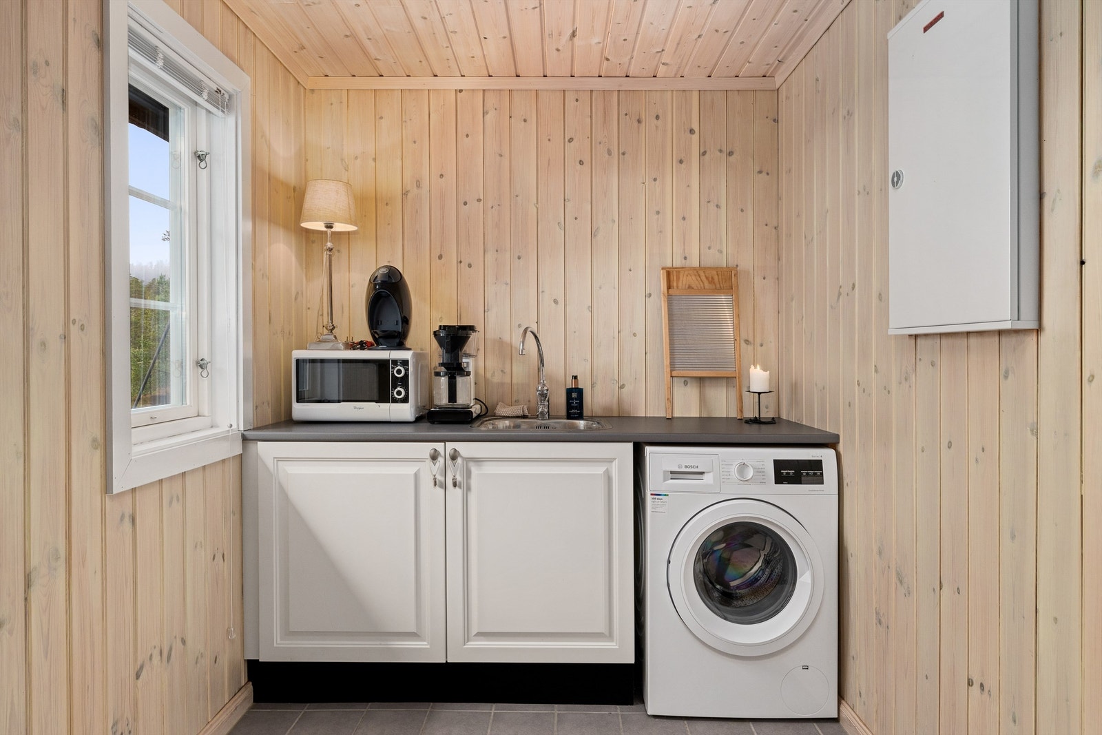 Praktisk med eget vaskerom. Dette rommet er opprinnelig tegnet som bod/teknisk rom. Galleribilde