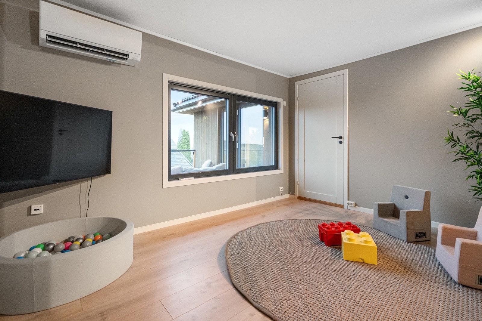 Loftstuen har varmepumpe. Galleribilde