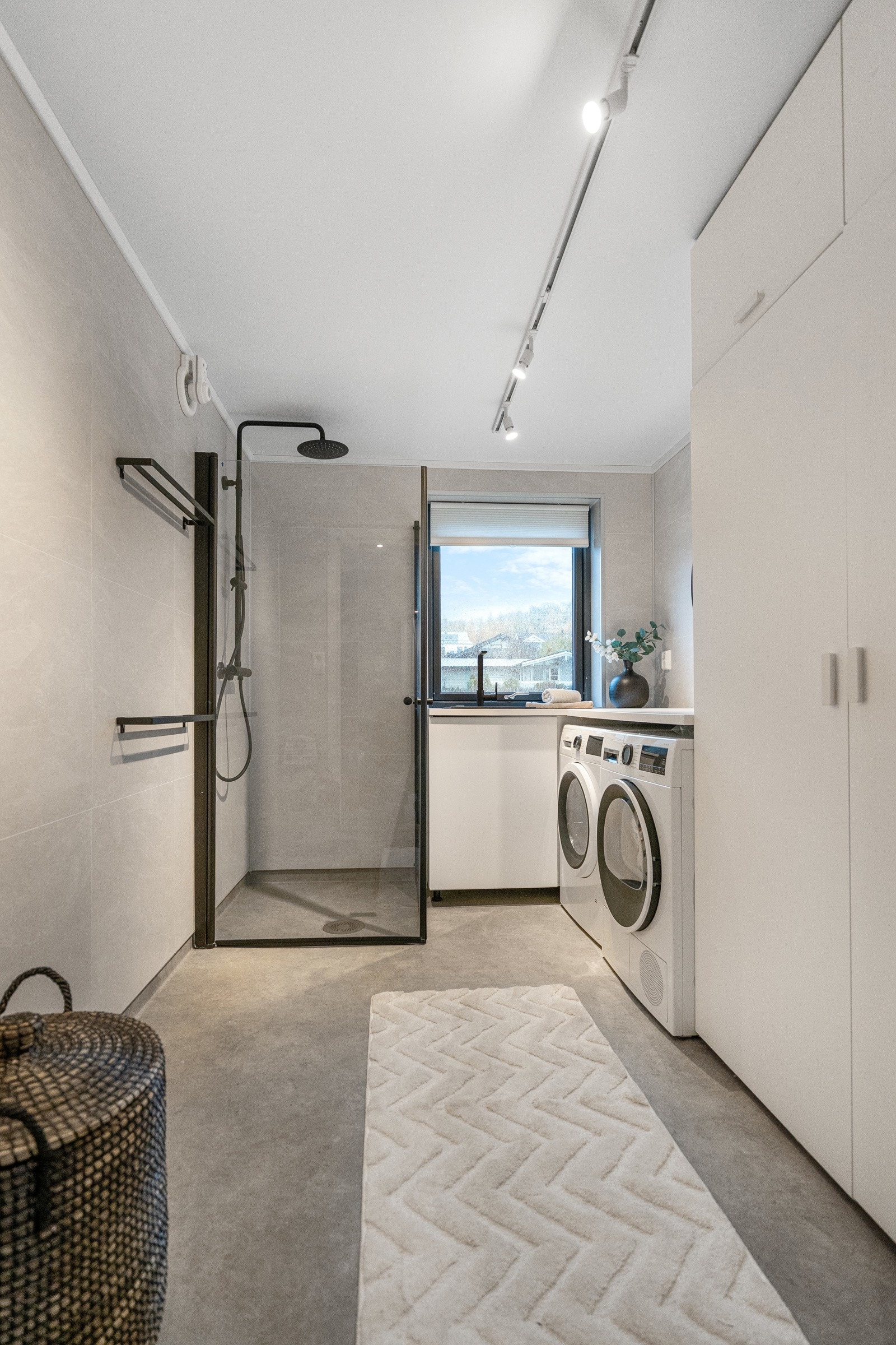 Vaskerommet er praktisk med opplegg for vaskemaskin og tørketrommel samt dusj. Galleribilde