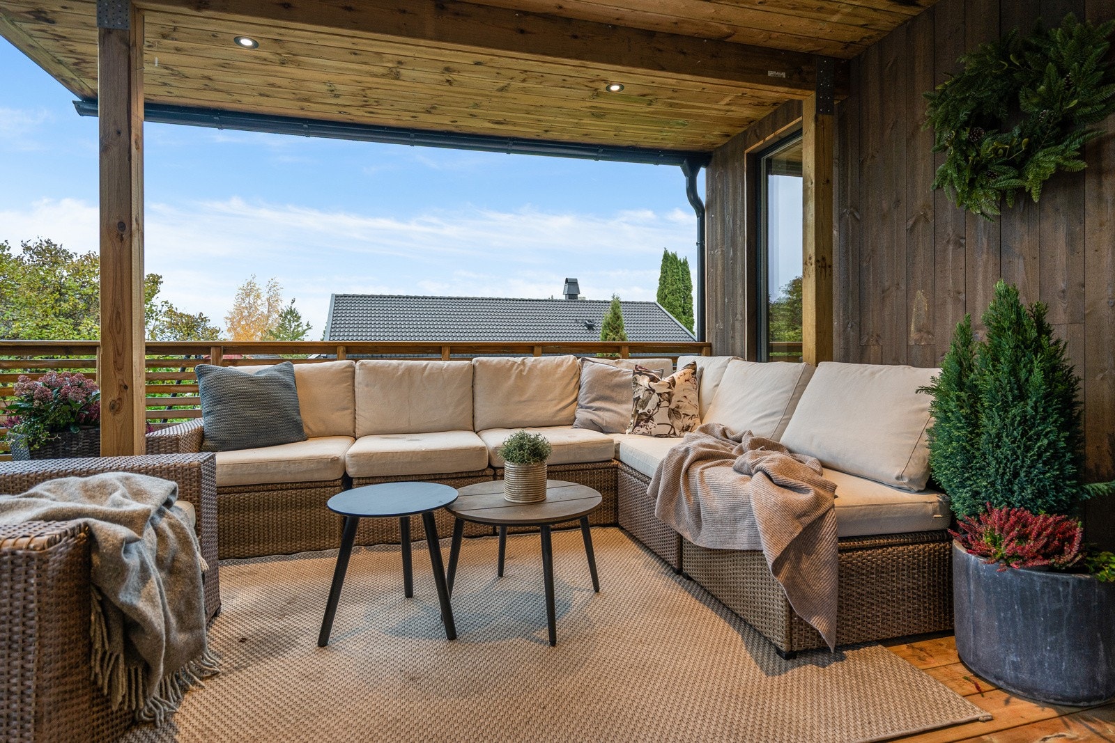 Eiendommen har flere fine uteplasser både med og uten tak. Galleribilde