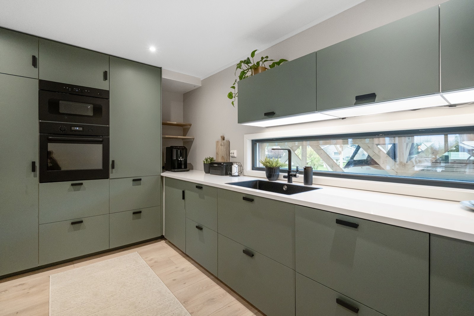 Kjøkkenet har integrert komfyr, mikro, steketopp, oppvaskmaskin og kjøleskap. Galleribilde