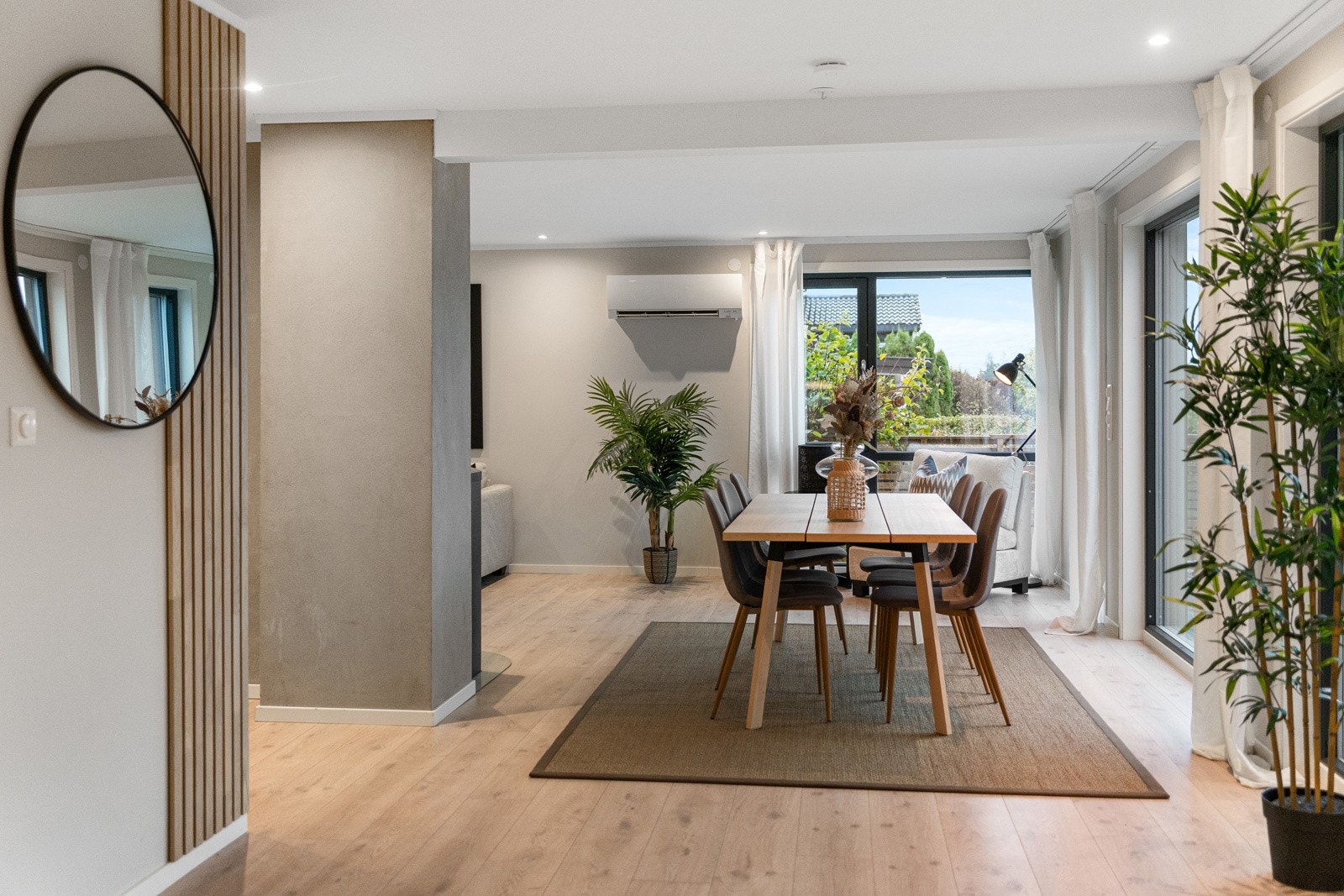 God plass til en romslig spisestue. Galleribilde