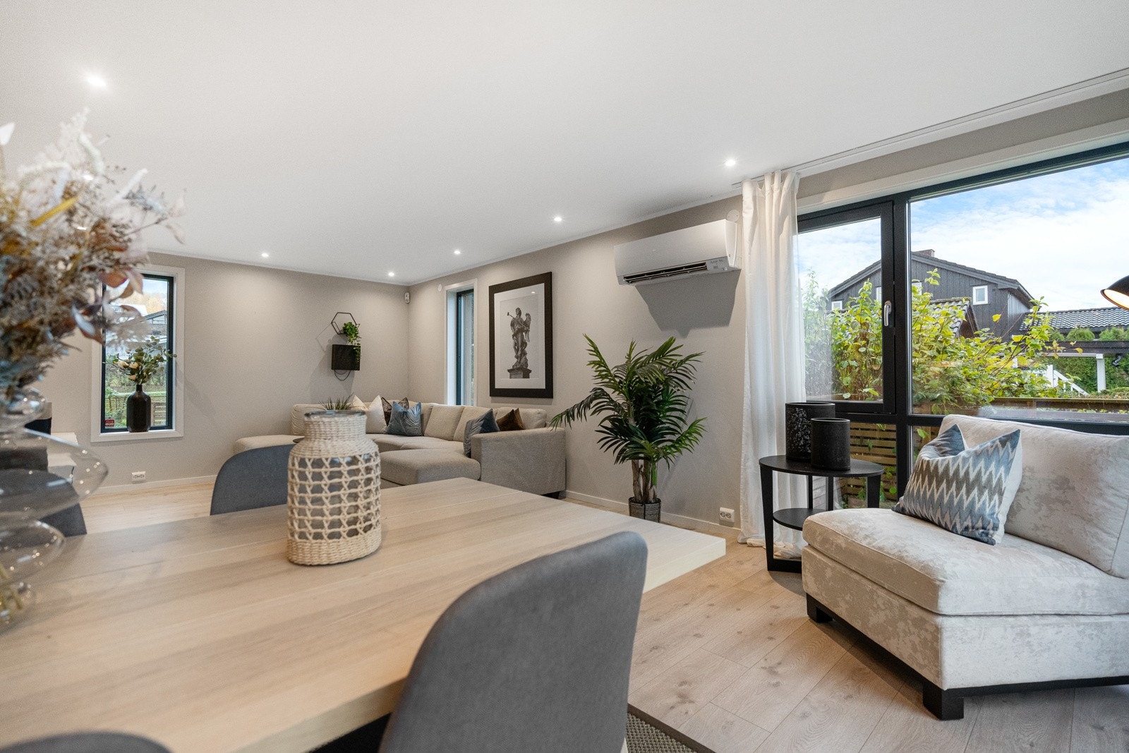 Det er store vindusflater i boligen som slipper inn godt med dagslys. Galleribilde