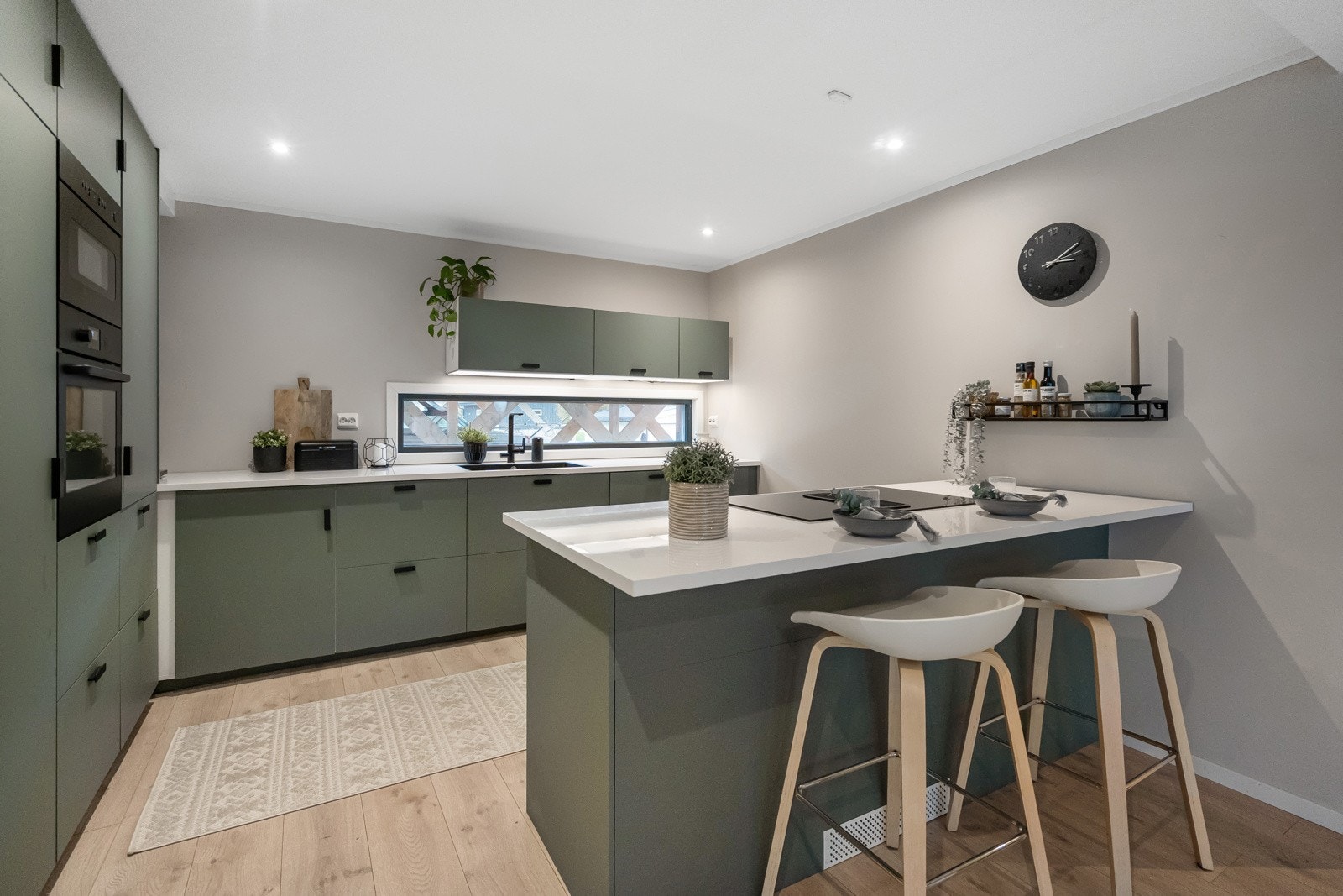 Kjøkkenet har godt med skap- og benkeplass. I tillegg er det plass til stoler ved kjøkkenøyen. Galleribilde