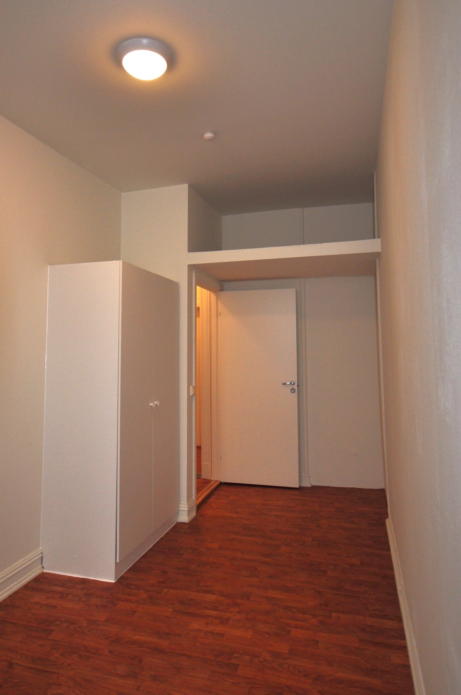 Soverom 2 med garderobeskap og hems for oppbevaring Galleribilde