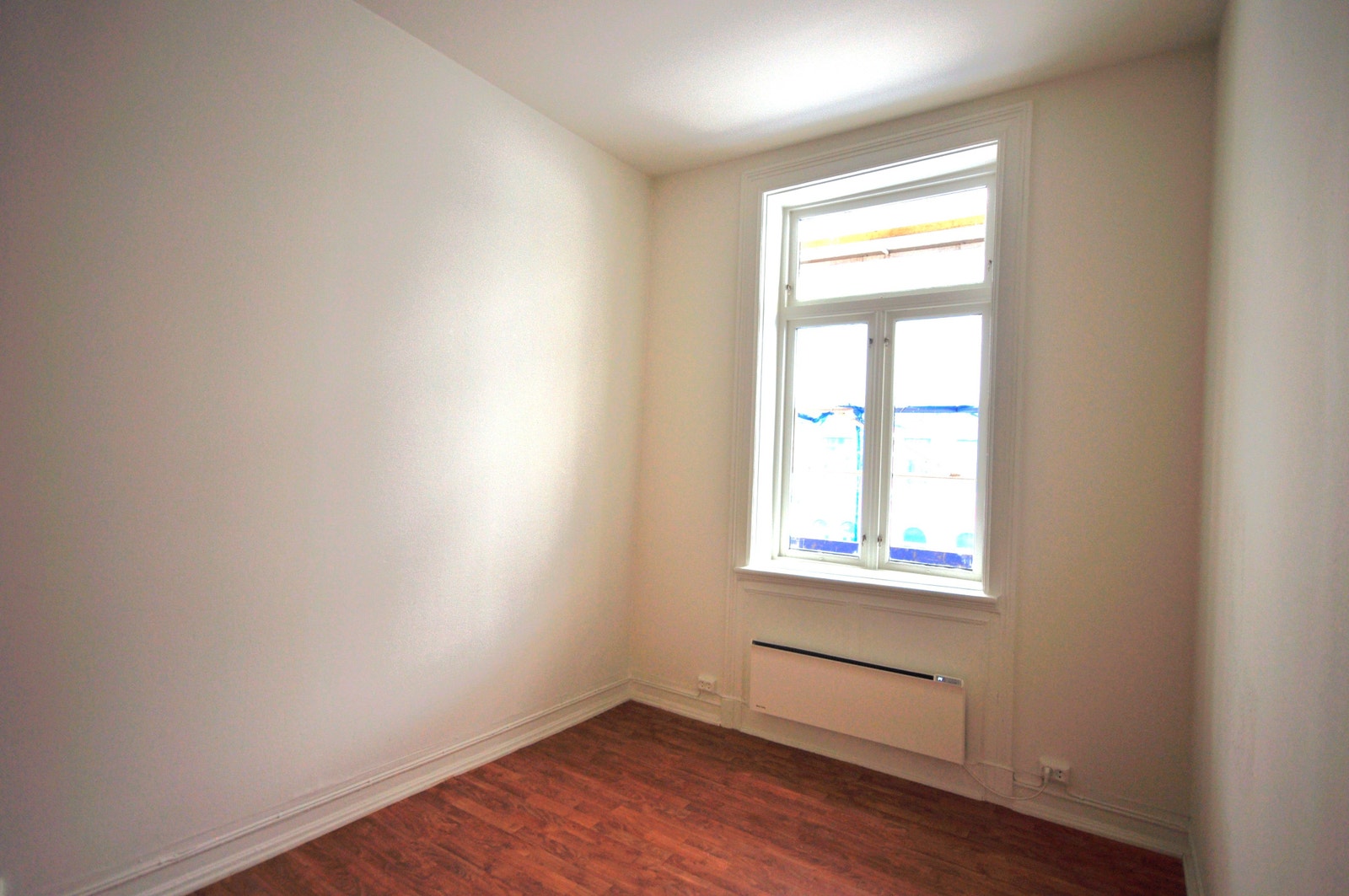 Stuen har stort vindu med utsikt over Grønlandsleiret Galleribilde