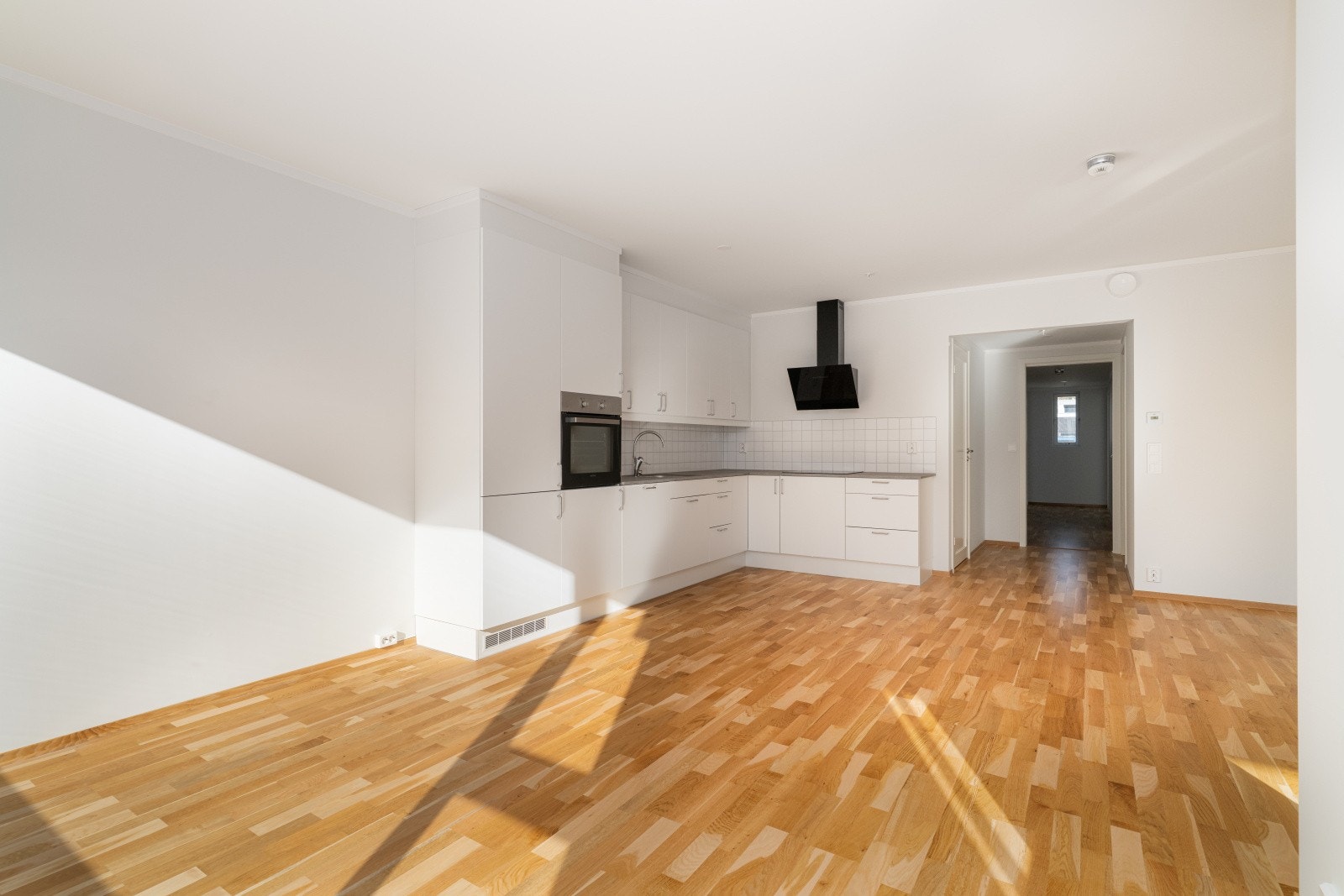 Kjøkkenet har JKE innredning med glatte fronter og benkeplate av laminat med nedfelt vask. Galleribilde