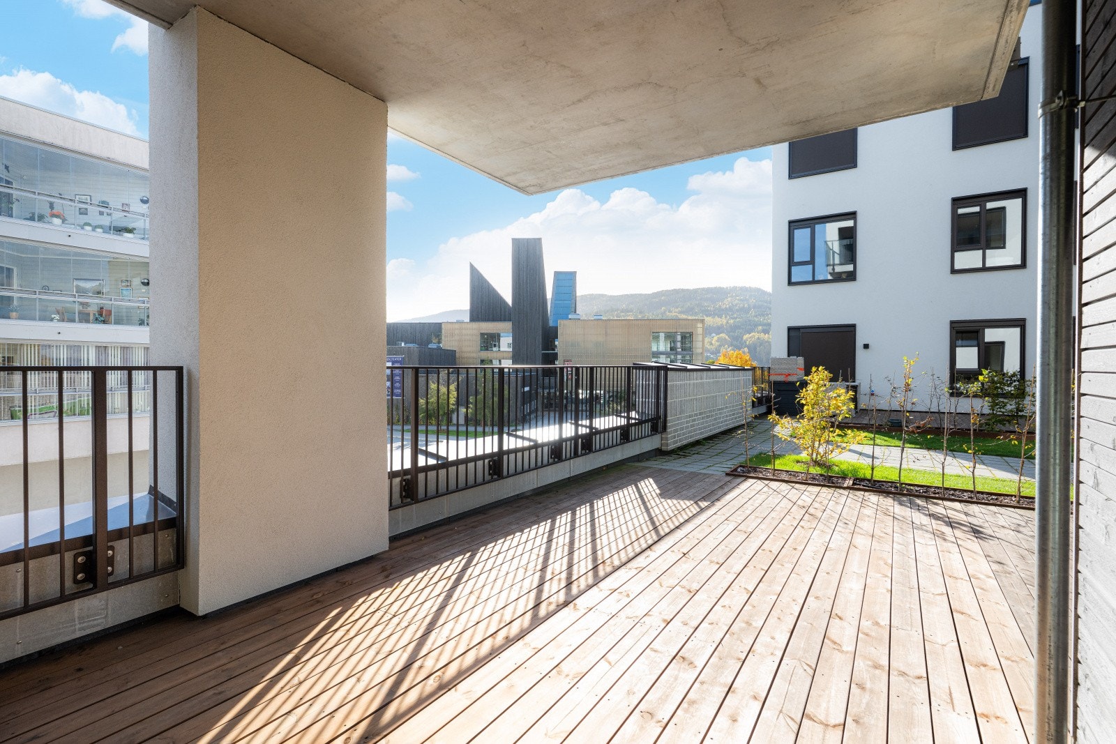 Stor, delvis overbygget veranda som i tillegg har direkte utgang til fellesområde. Galleribilde