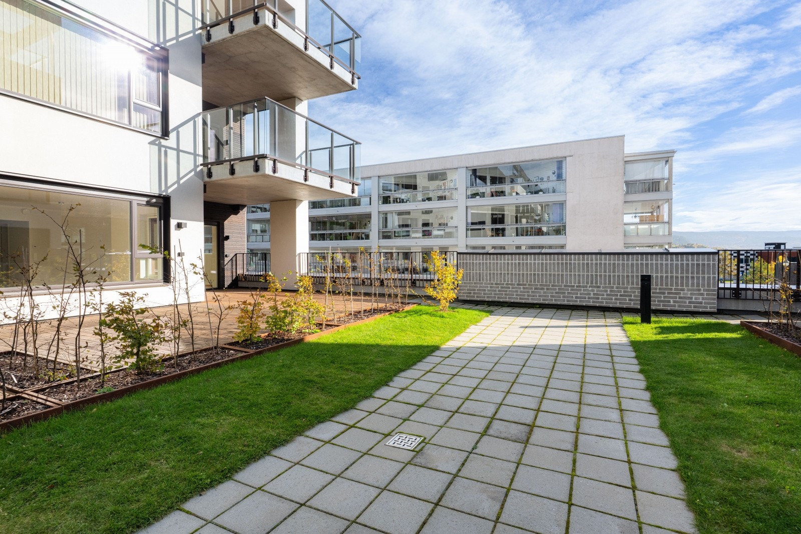 Det er delvis adskilt med hekk/beplanting mot fellesareal. Galleribilde