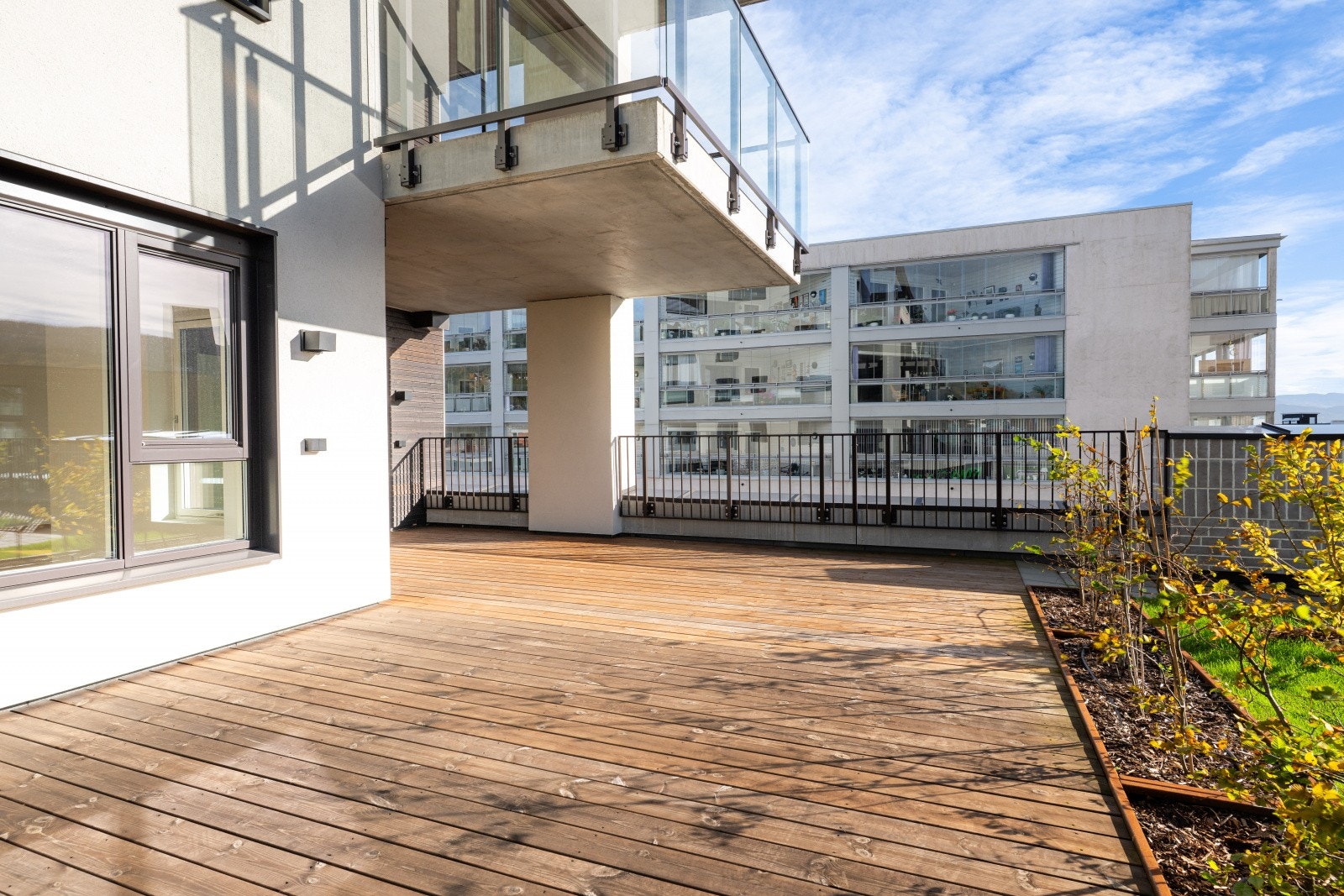 Her er det gode solforhold, fint utsikt og god plass for utemøblement. Galleribilde