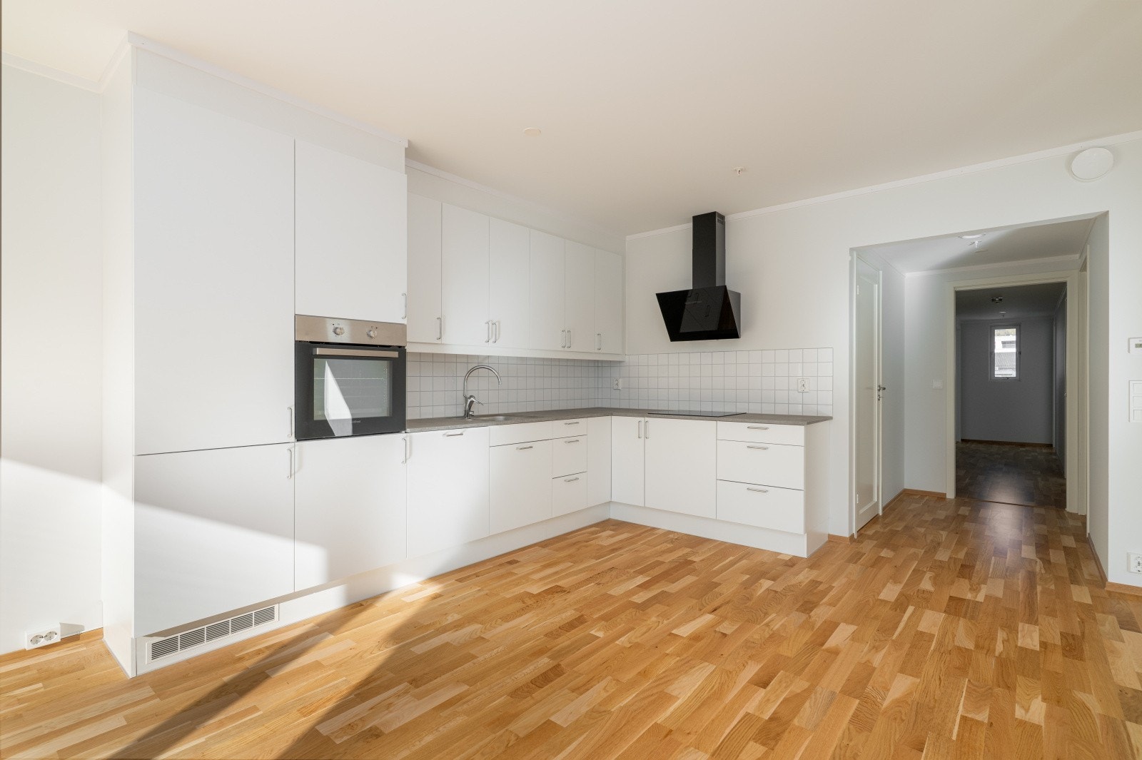 Det er integrert kjøl/fryseskap, oppvaskmaskin, induksjonstopp, stekeovn, vannstoppsystem og komfyrvakt. Over stekesone er det ventilator med kullfilter. Galleribilde