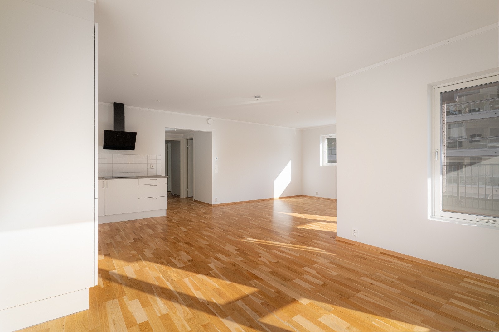 Pen stue med åpen kjøkkenløsning og gode vindusflater. Det god plass til både sofagruppe og spisestue. Galleribilde