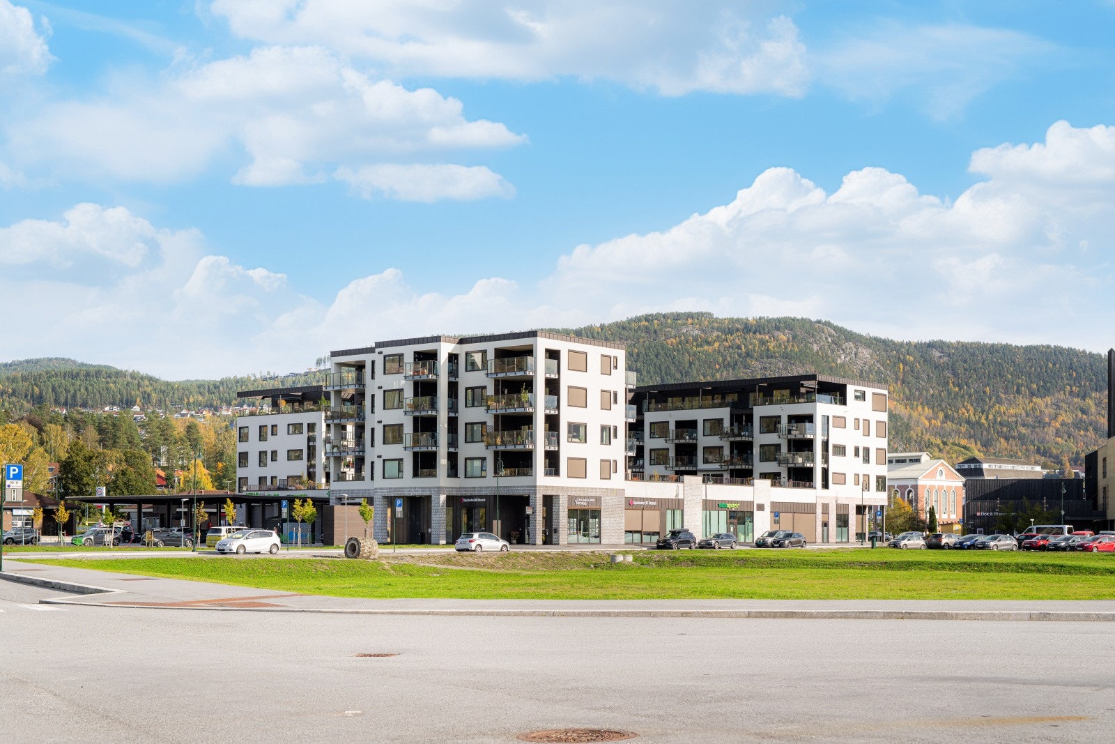 Borettslaget ligger i attraktive omgivelser på Vannfronten Park med gangavstand til alt Notodden sentrum har å by på. Galleribilde
